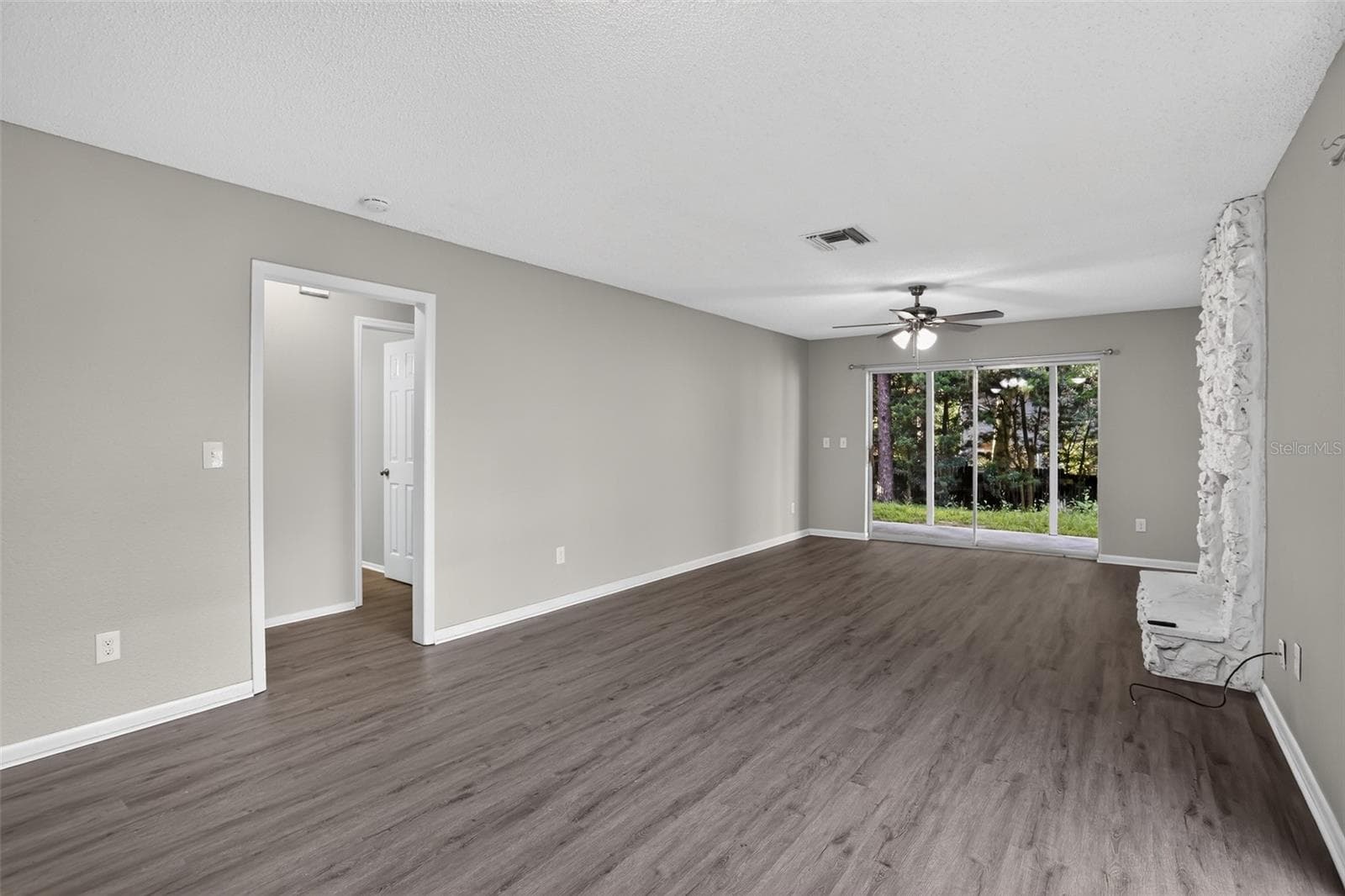 Single Family Residence at 26430 SLEEPY HOLLOW ST, MOUNT PLYMOUTH, photo 8 of 32