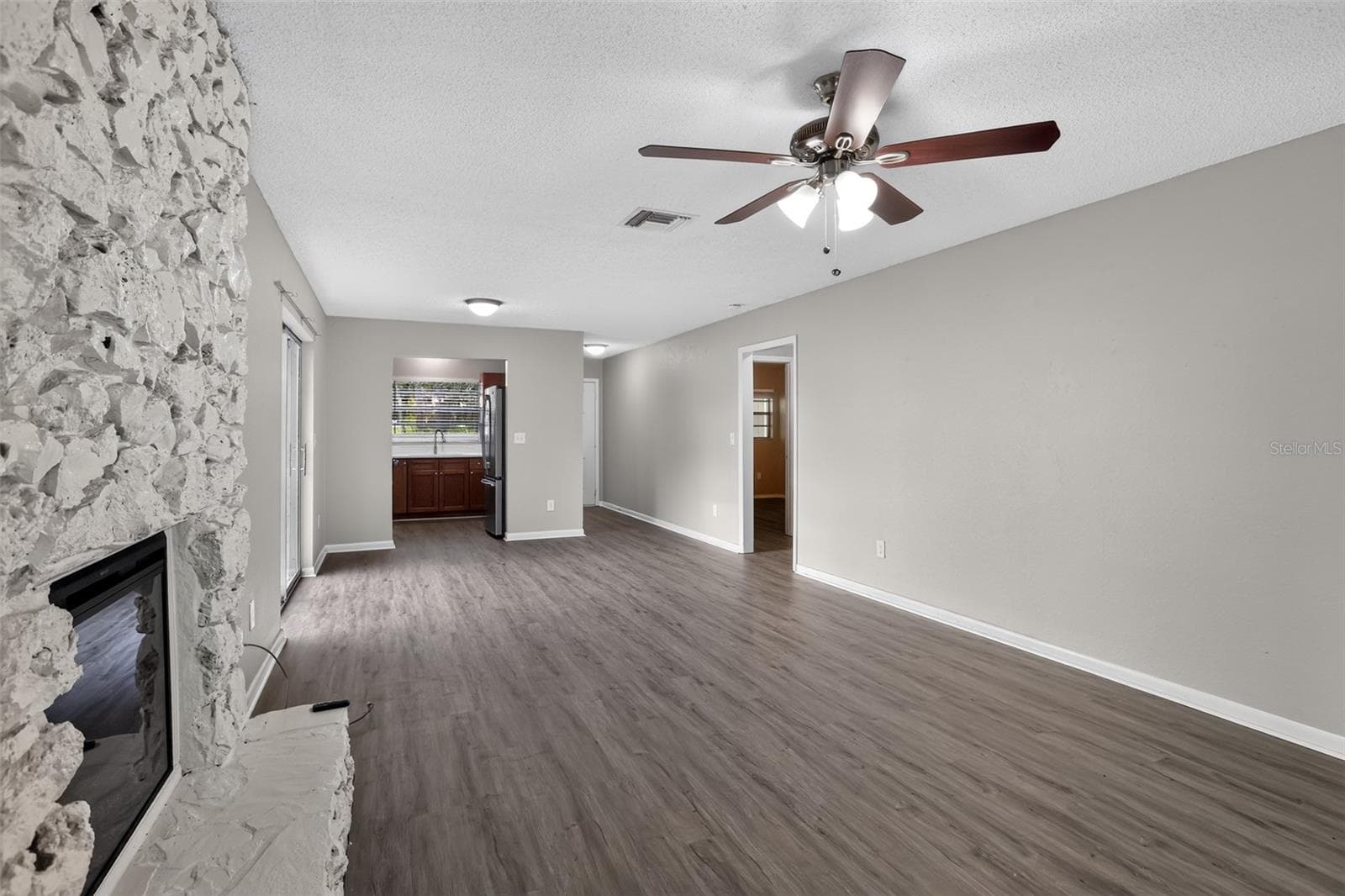 Single Family Residence at 26430 SLEEPY HOLLOW ST, MOUNT PLYMOUTH, photo 10 of 32