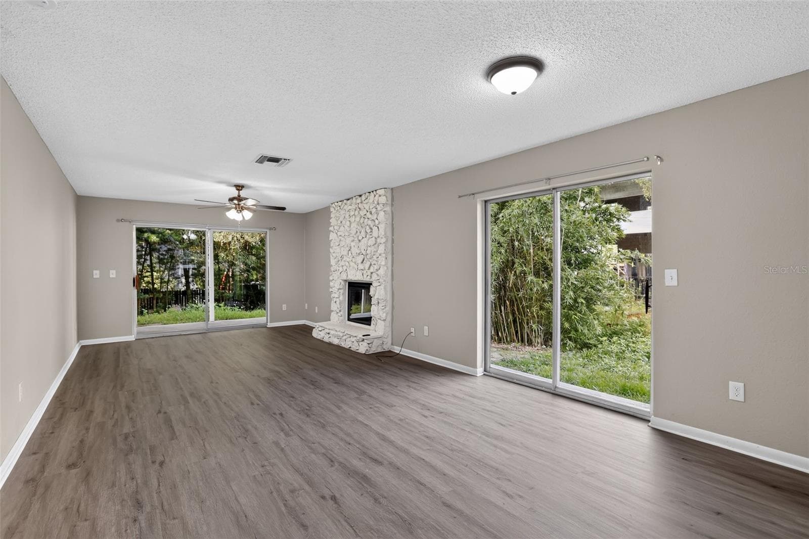 Single Family Residence at 26430 SLEEPY HOLLOW ST, MOUNT PLYMOUTH, photo 11 of 32