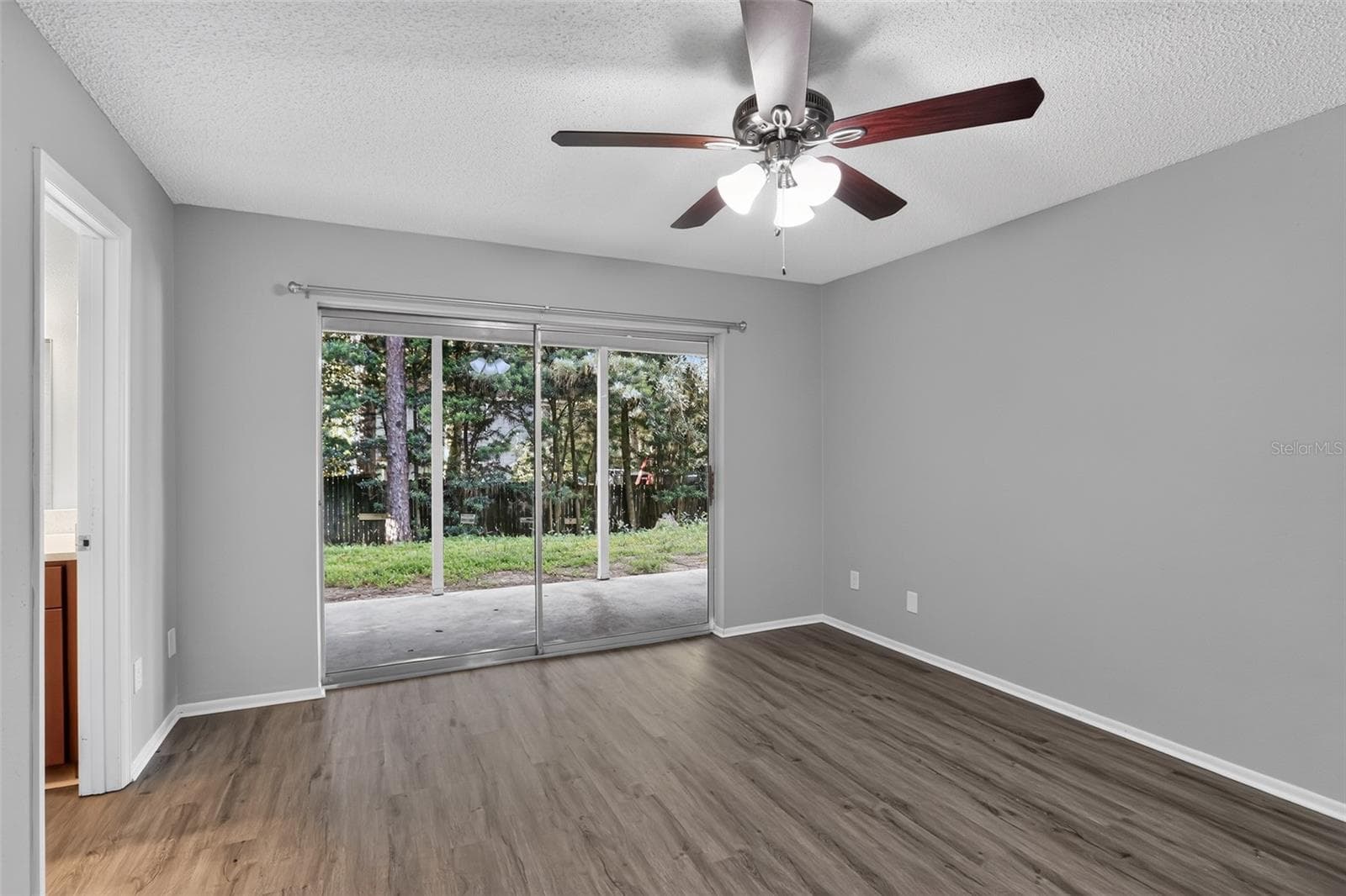 Single Family Residence at 26430 SLEEPY HOLLOW ST, MOUNT PLYMOUTH, photo 12 of 32