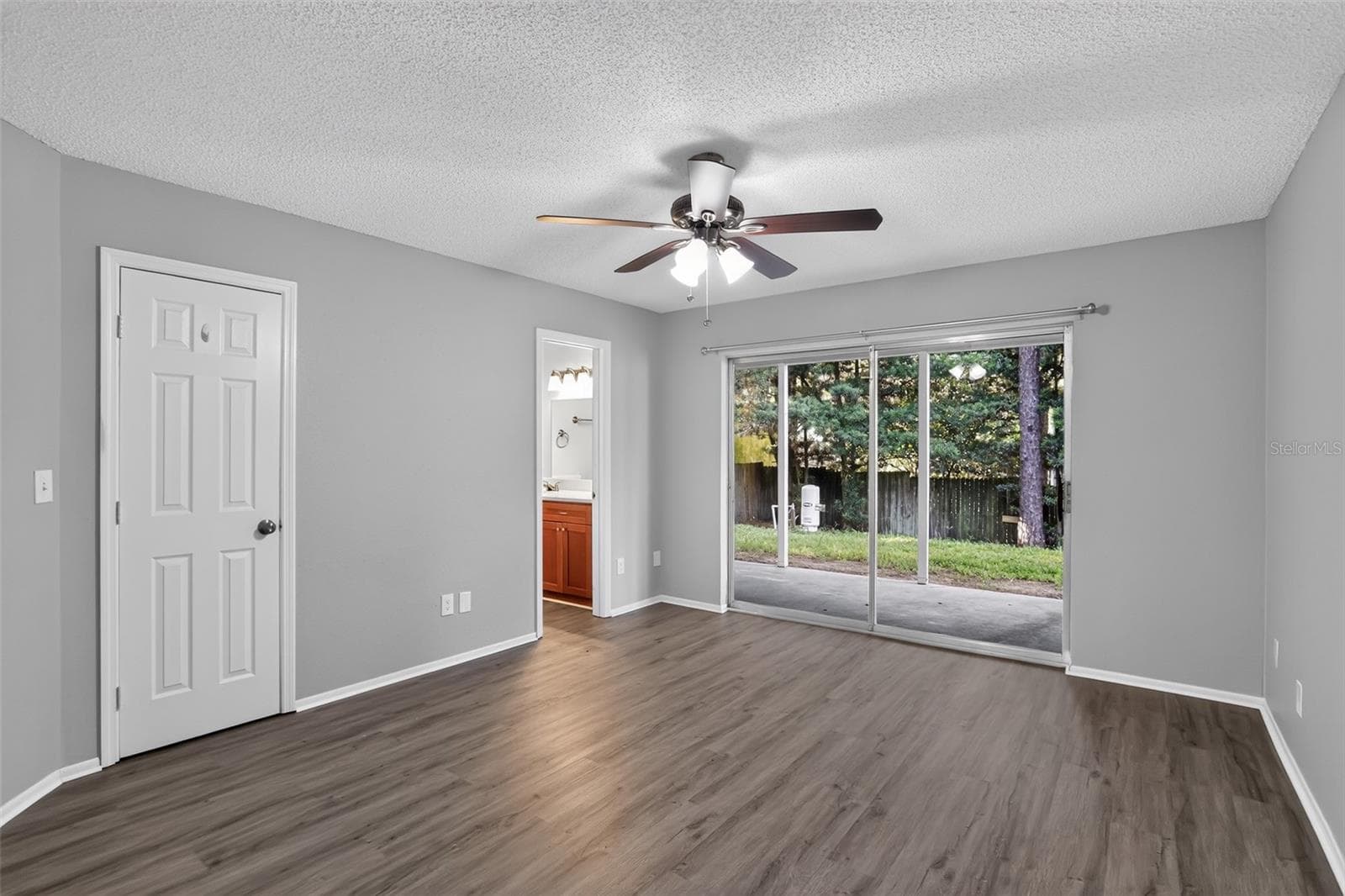 Single Family Residence at 26430 SLEEPY HOLLOW ST, MOUNT PLYMOUTH, photo 13 of 32