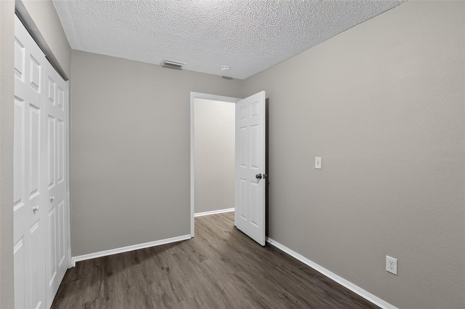 Single Family Residence at 26430 SLEEPY HOLLOW ST, MOUNT PLYMOUTH, photo 18 of 32