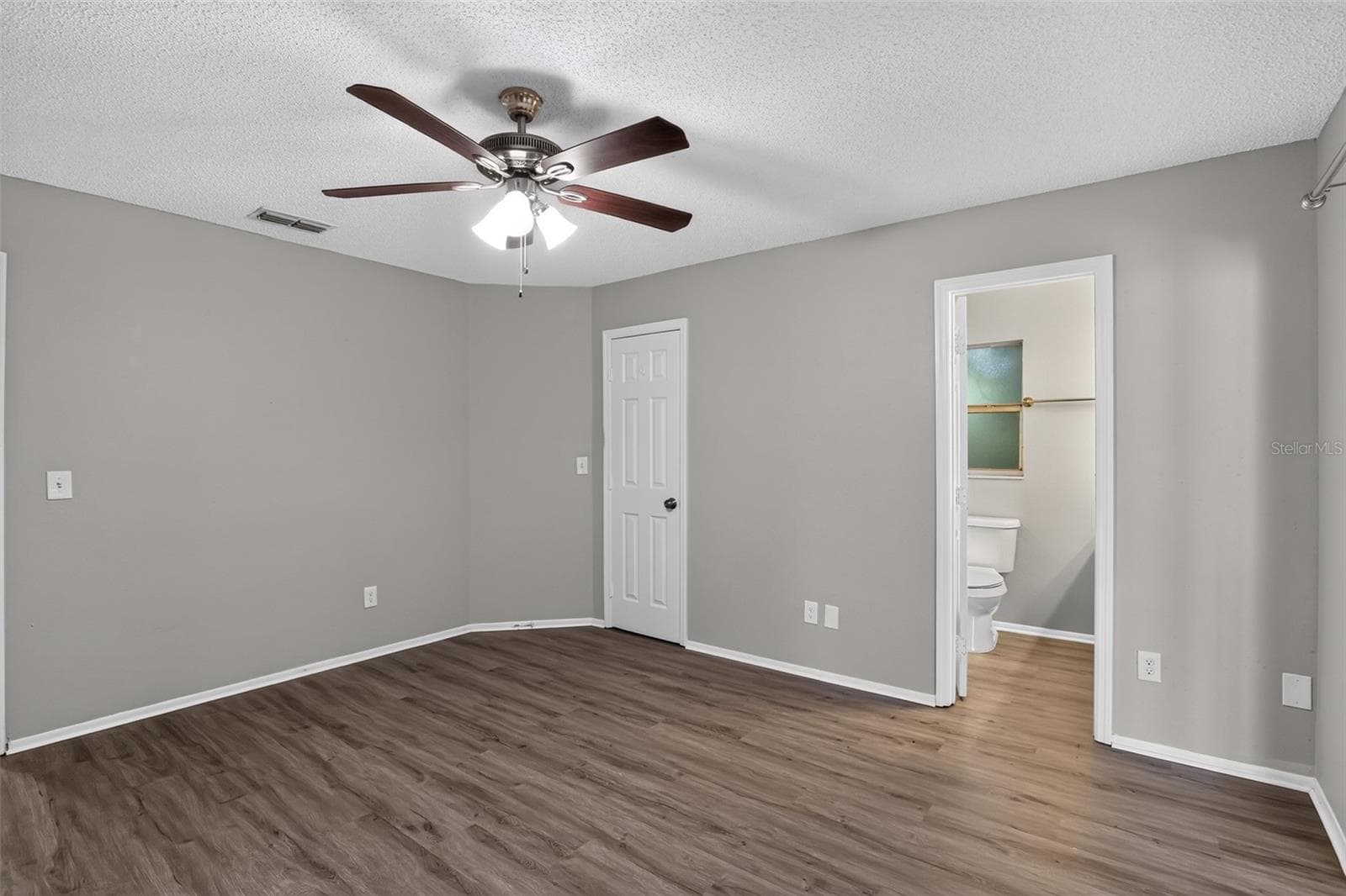 Single Family Residence at 26430 SLEEPY HOLLOW ST, MOUNT PLYMOUTH, photo 19 of 32
