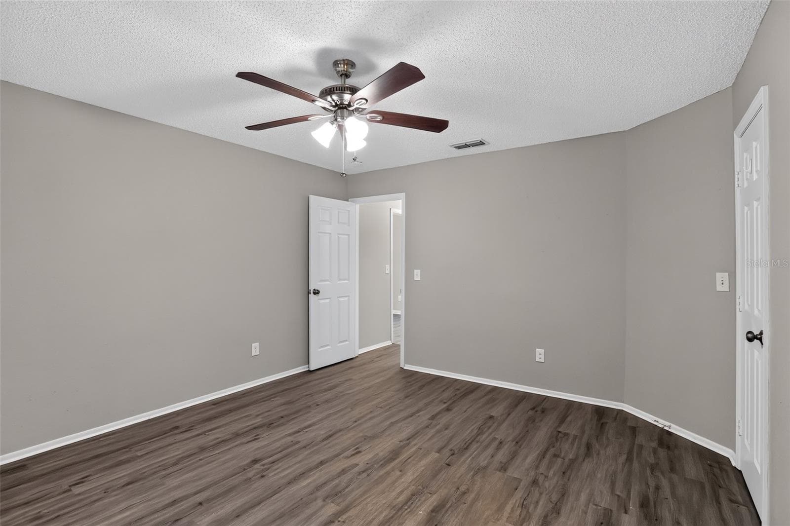 Single Family Residence at 26430 SLEEPY HOLLOW ST, MOUNT PLYMOUTH, photo 22 of 32