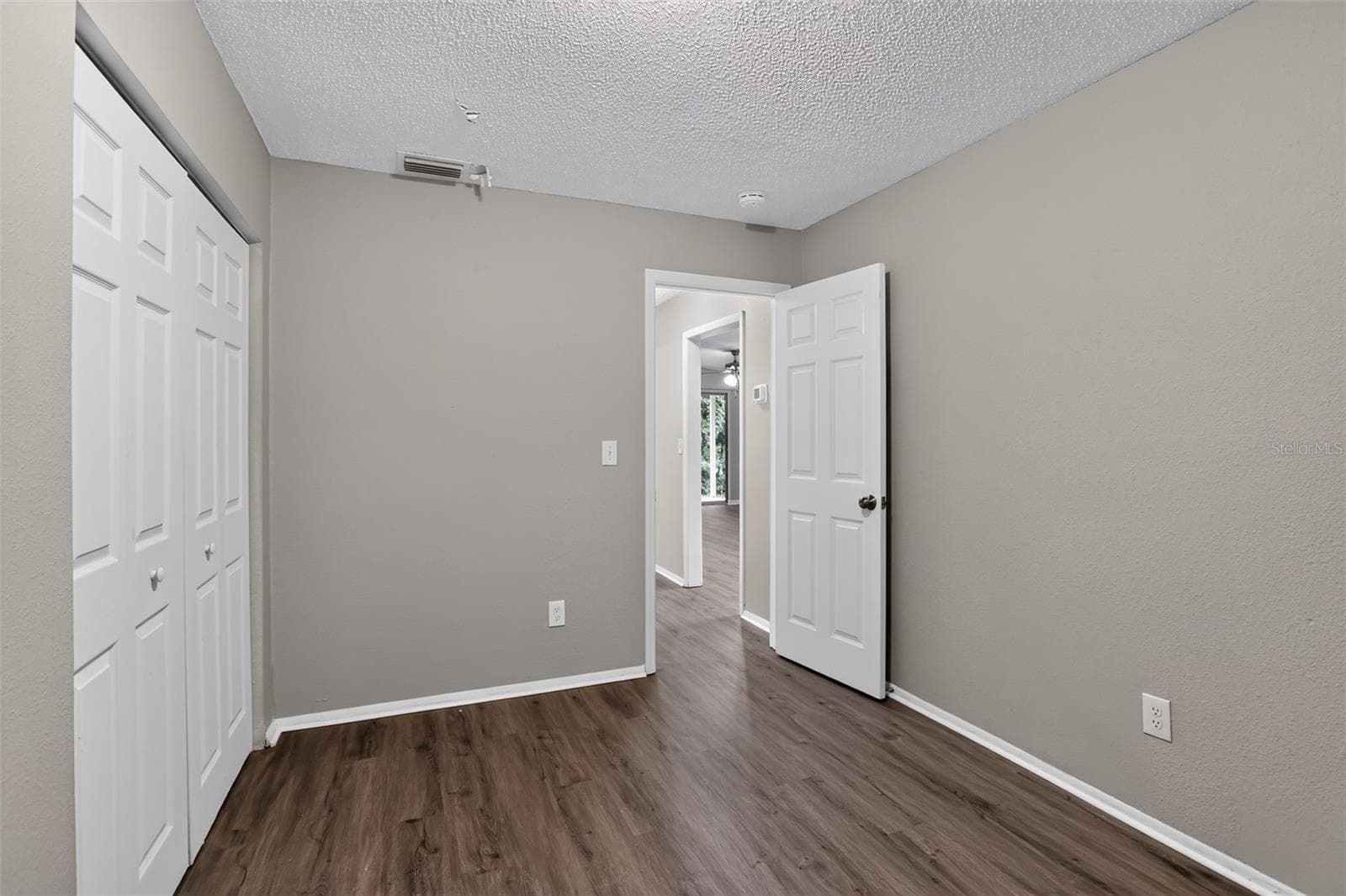 Single Family Residence at 26430 SLEEPY HOLLOW ST, MOUNT PLYMOUTH, photo 23 of 32