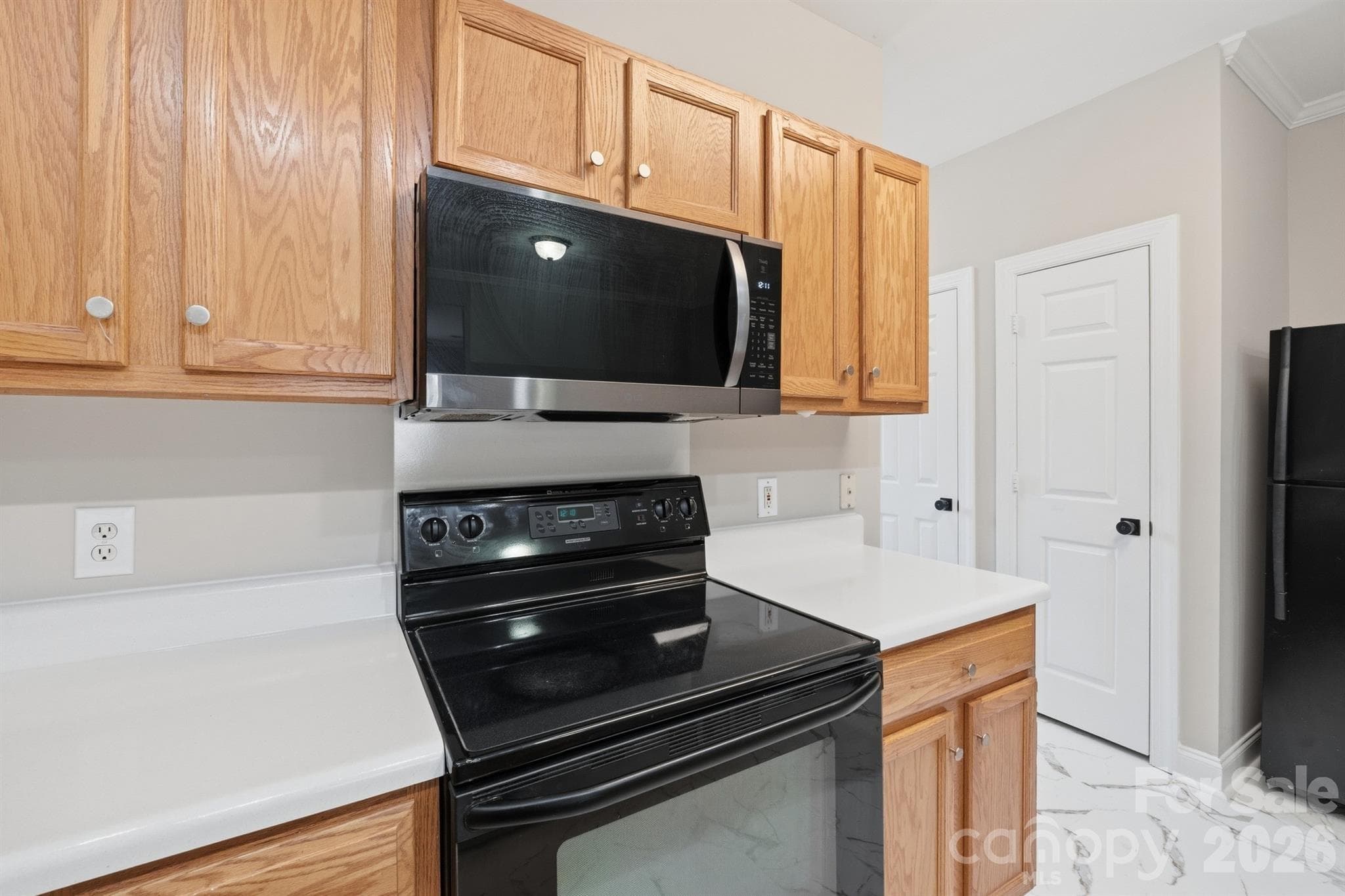 New microwave stainless and smooth cooktop oven - 21246 Hickory Street, Cornelius