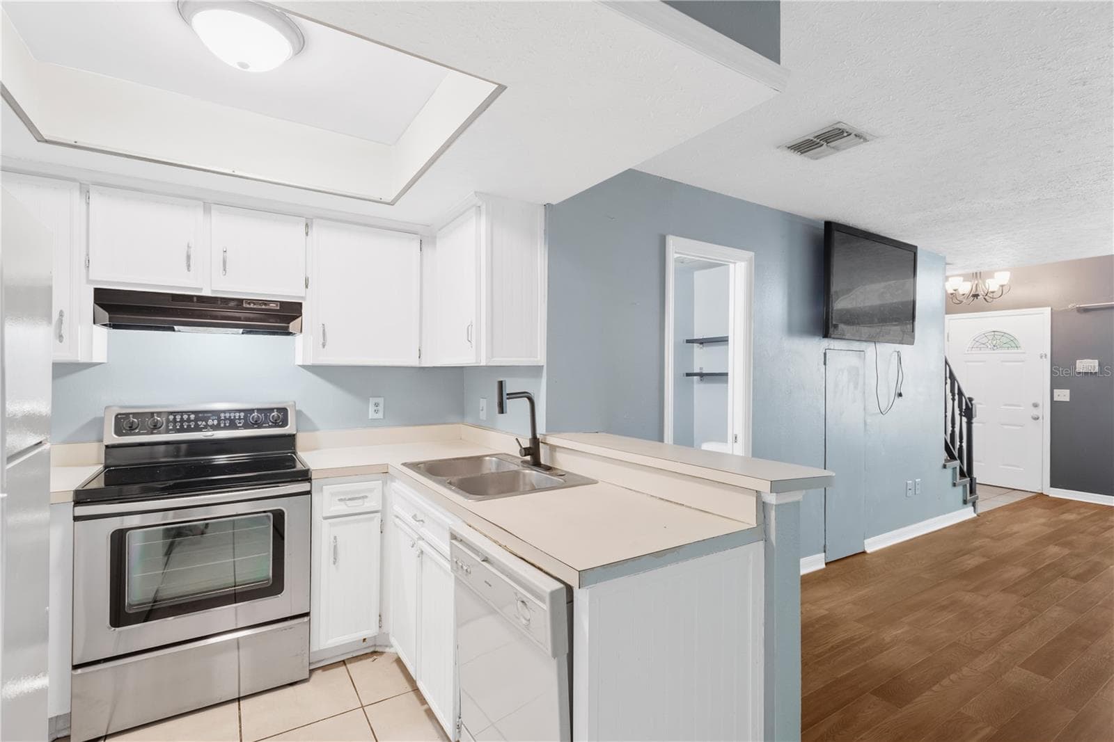 Townhouse at 609 SAINT HENRY DR, BRANDON, photo 6 of 18