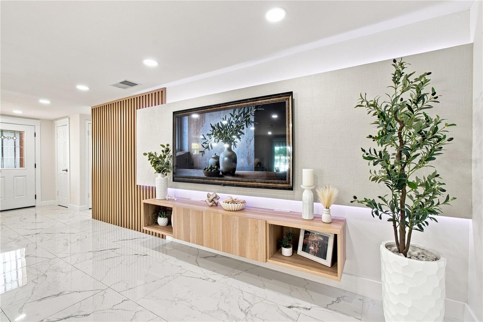 Architectural feature - custom design entertainment wall system - 9020 AUBURN WAY, TAMPA