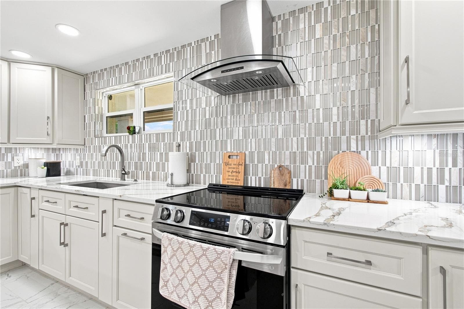 Luxurious Custom Design Kitchen - 9020 AUBURN WAY, TAMPA