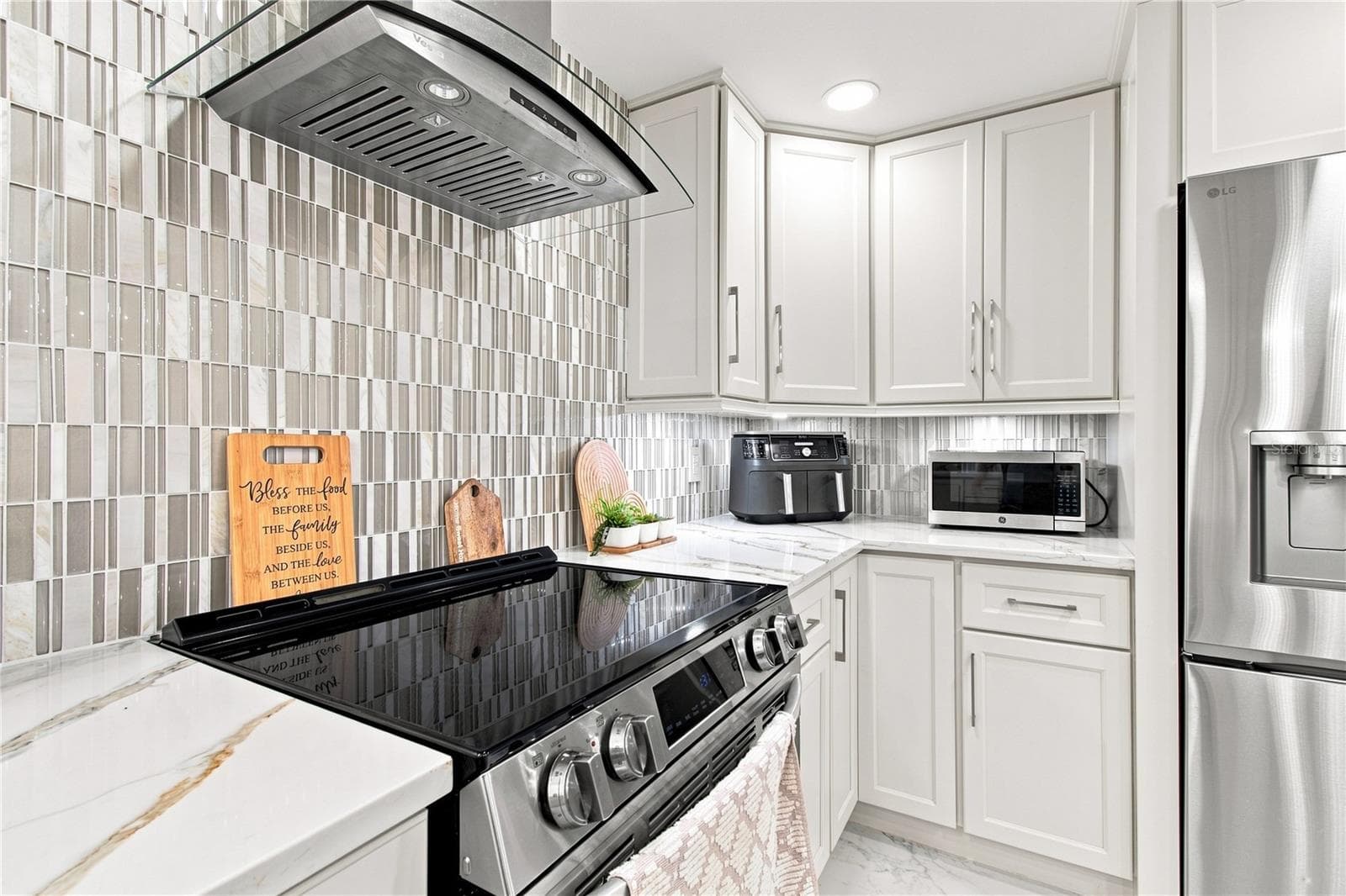 Luxurious Custom Design Kitchen - 9020 AUBURN WAY, TAMPA