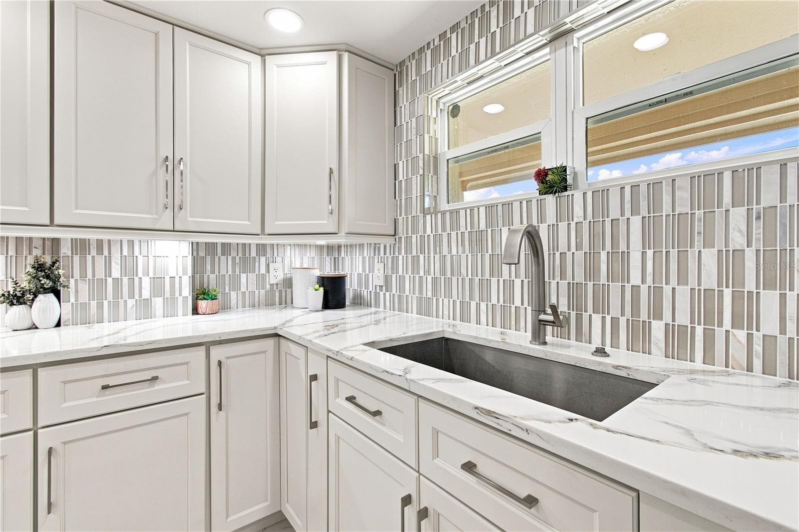 Luxurious Custom Design Kitchen - 9020 AUBURN WAY, TAMPA