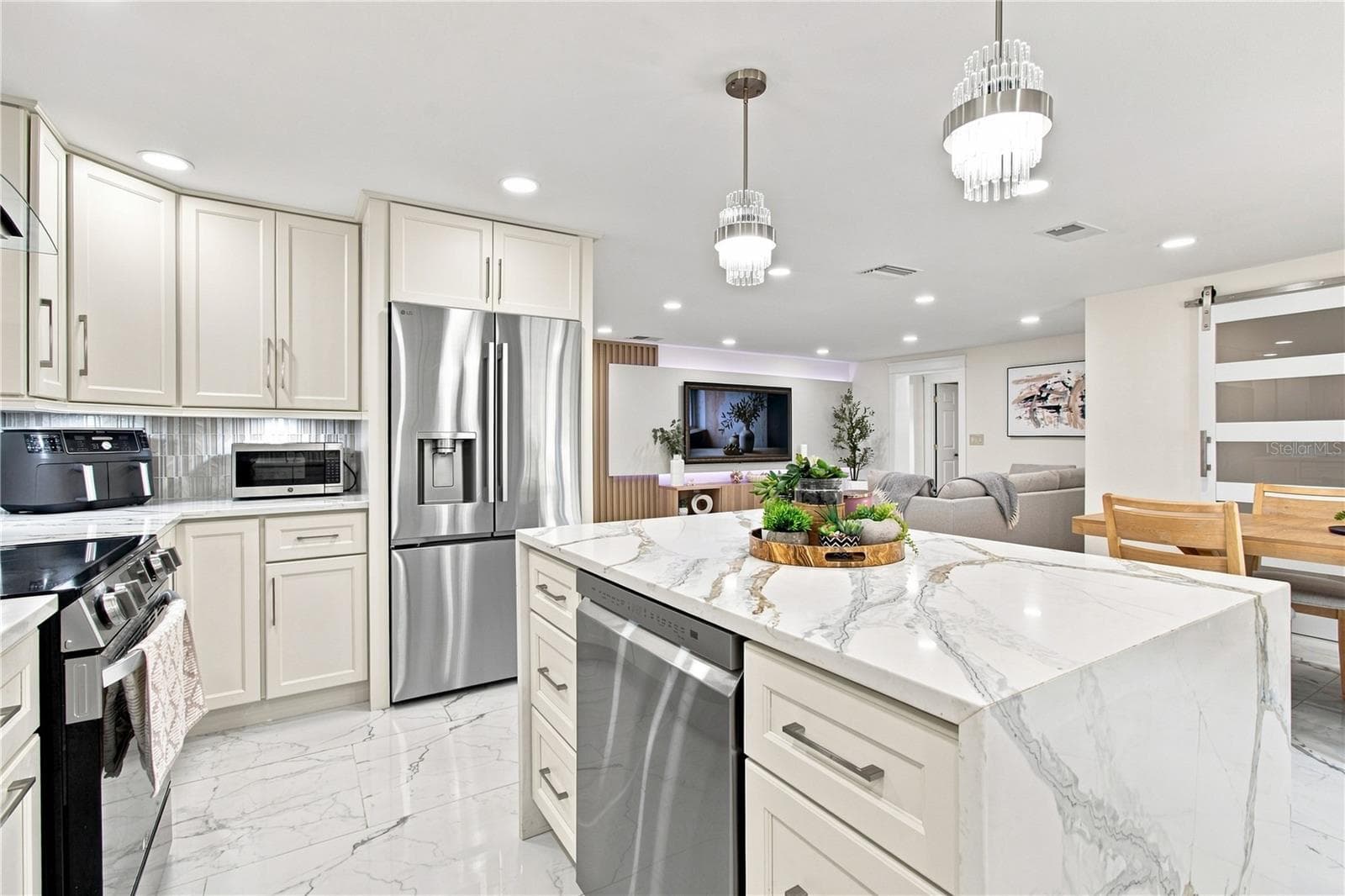 Luxurious Custom Design Kitchen - 9020 AUBURN WAY, TAMPA