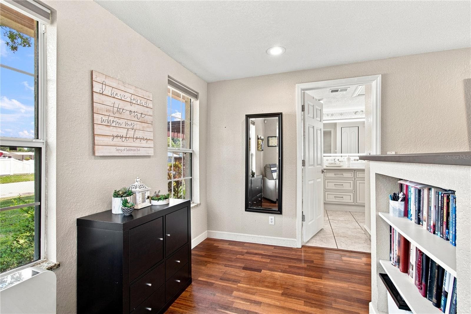 Huge Primary Bedroom with separate reading area and built in bookshelves - 9020 AUBURN WAY, TAMPA