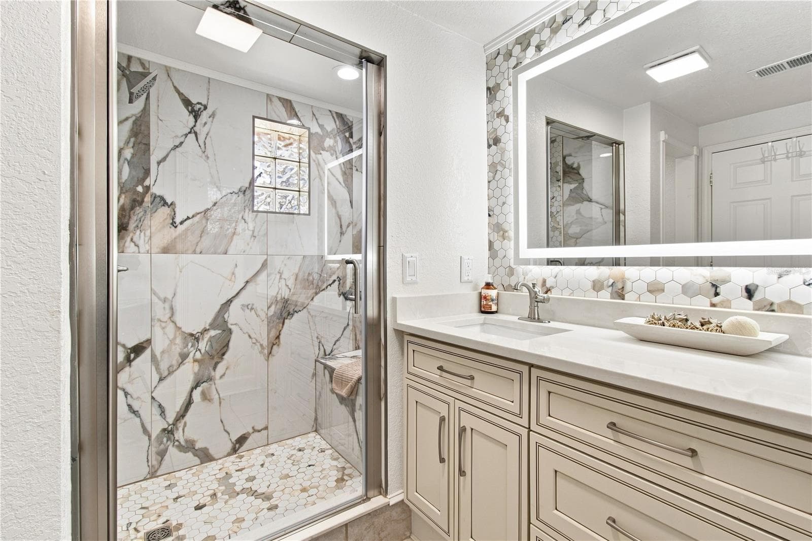Primary Bathroom completely remodeled - 9020 AUBURN WAY, TAMPA