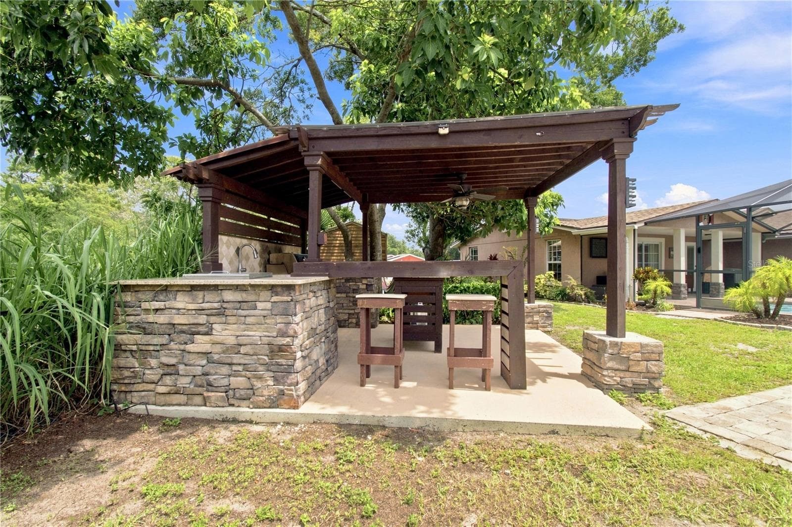 an open-air poolside BBQ cabana - 9020 AUBURN WAY, TAMPA