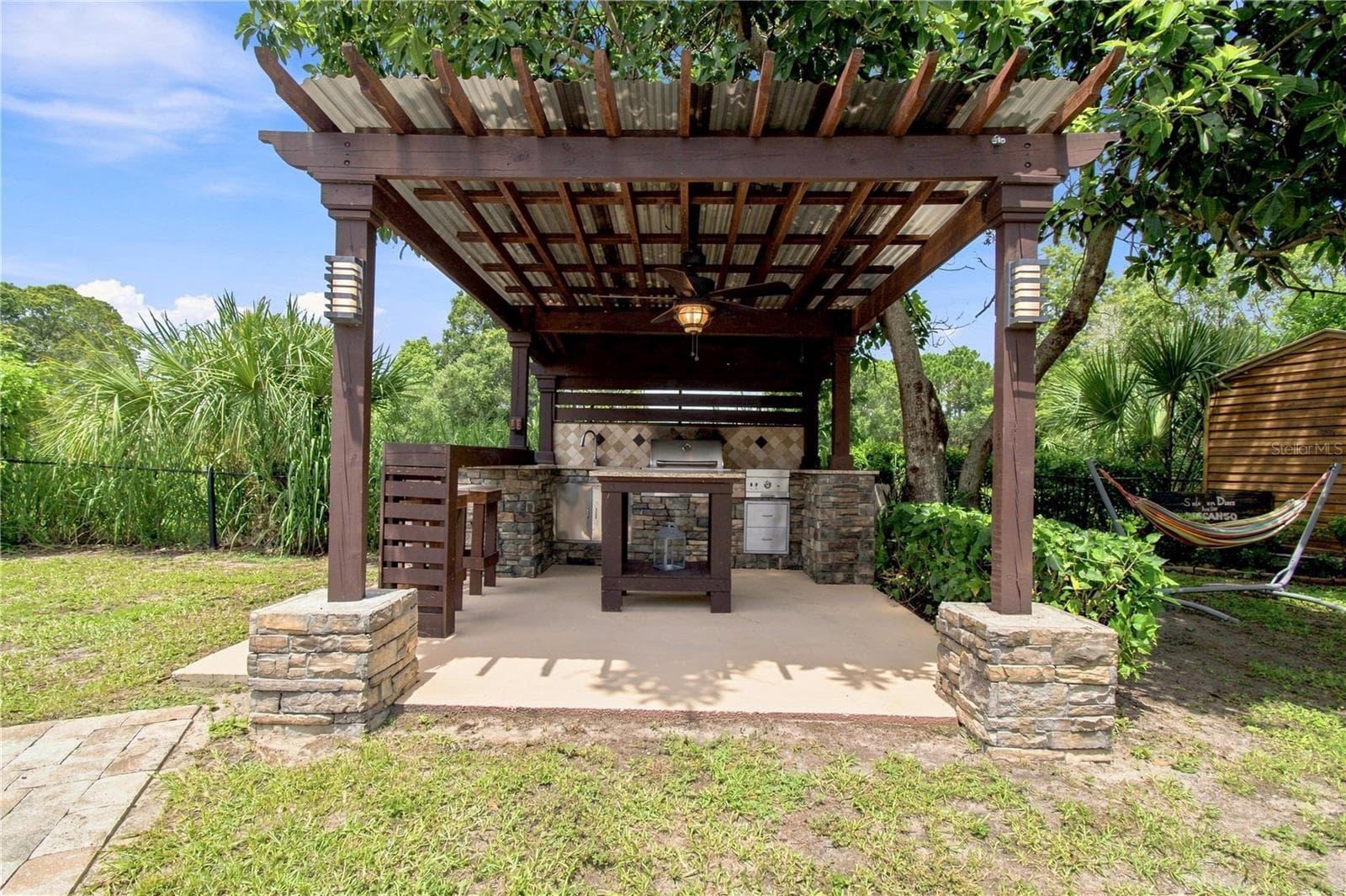 an open-air poolside BBQ cabana - 9020 AUBURN WAY, TAMPA
