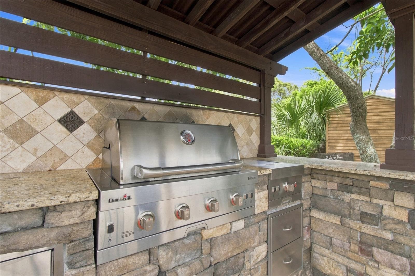 an open-air poolside BBQ cabana - 9020 AUBURN WAY, TAMPA