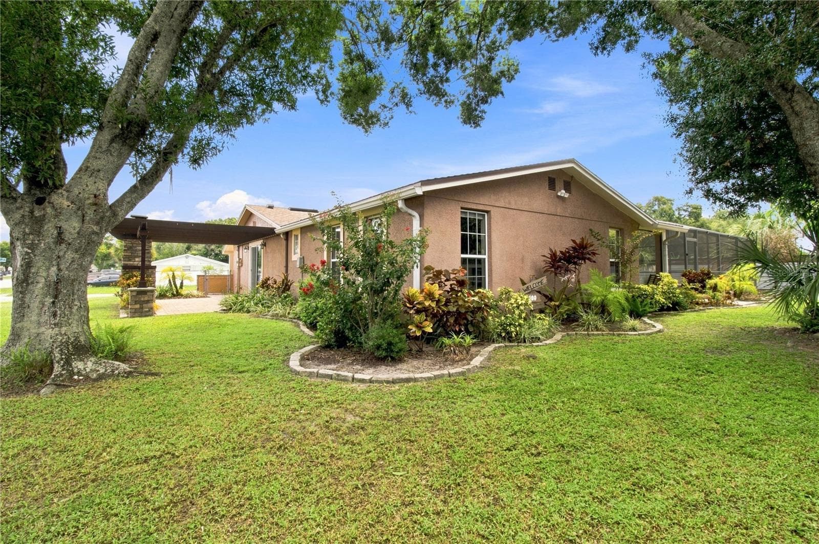 Mature landscaping - 9020 AUBURN WAY, TAMPA