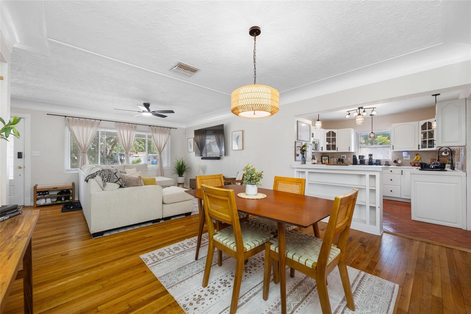 Single Family Residence at 6219 HAMPTON DR N, ST PETERSBURG, photo 6 of 36