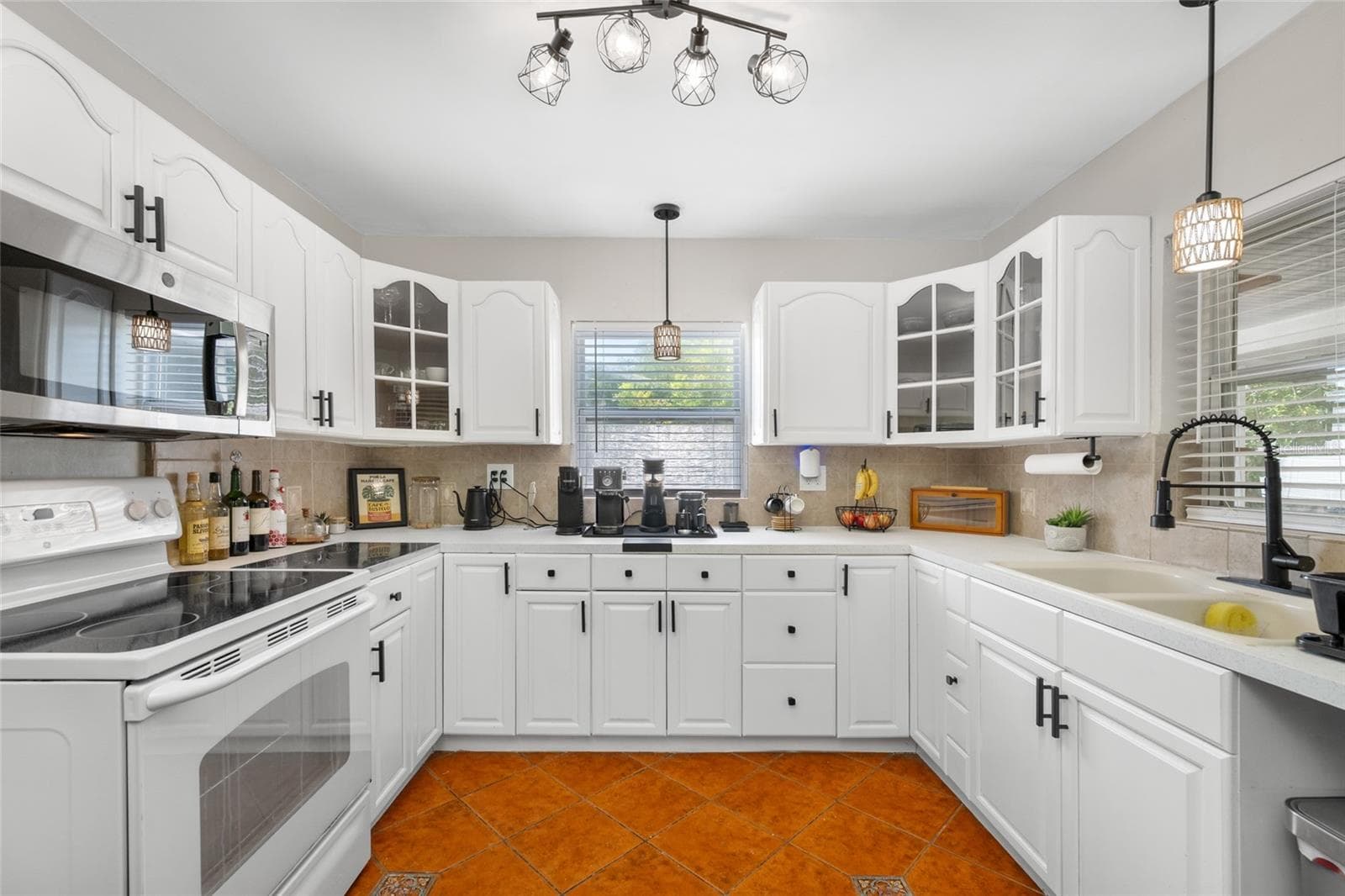 Single Family Residence at 6219 HAMPTON DR N, ST PETERSBURG, photo 11 of 36