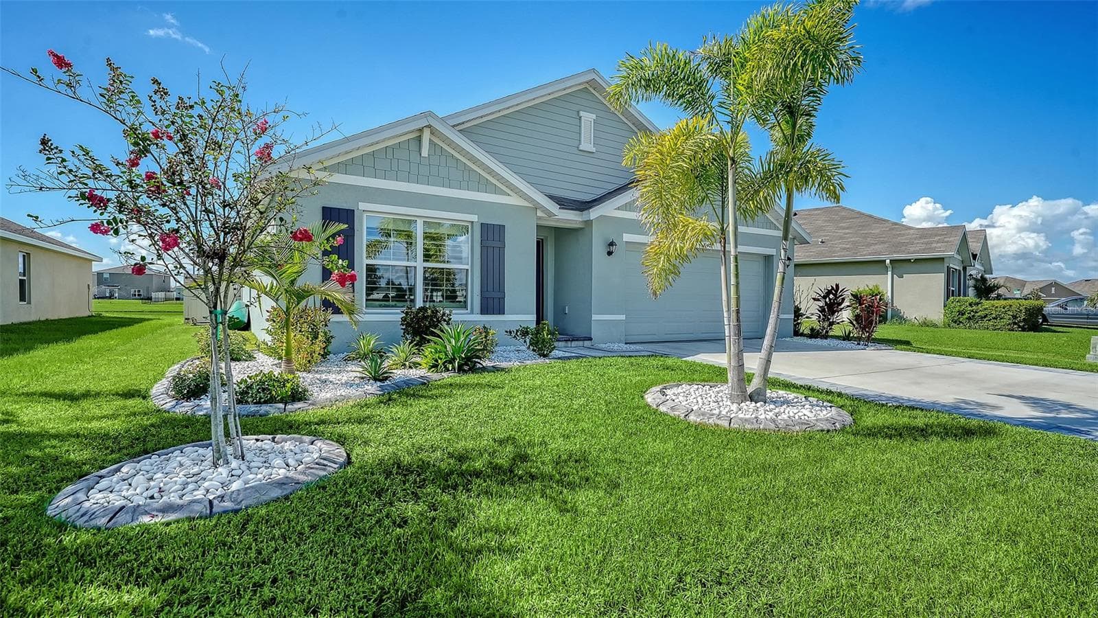 Stamped landscape edging in the front of the home. - 10402 CHARLOTTE DR, PARRISH