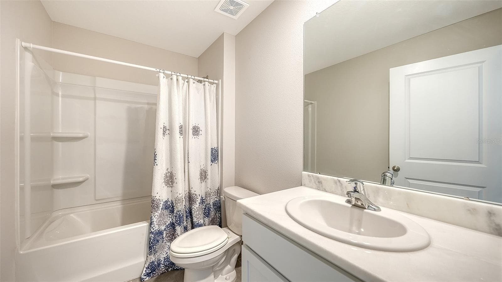 Guest bathroom - 10402 CHARLOTTE DR, PARRISH