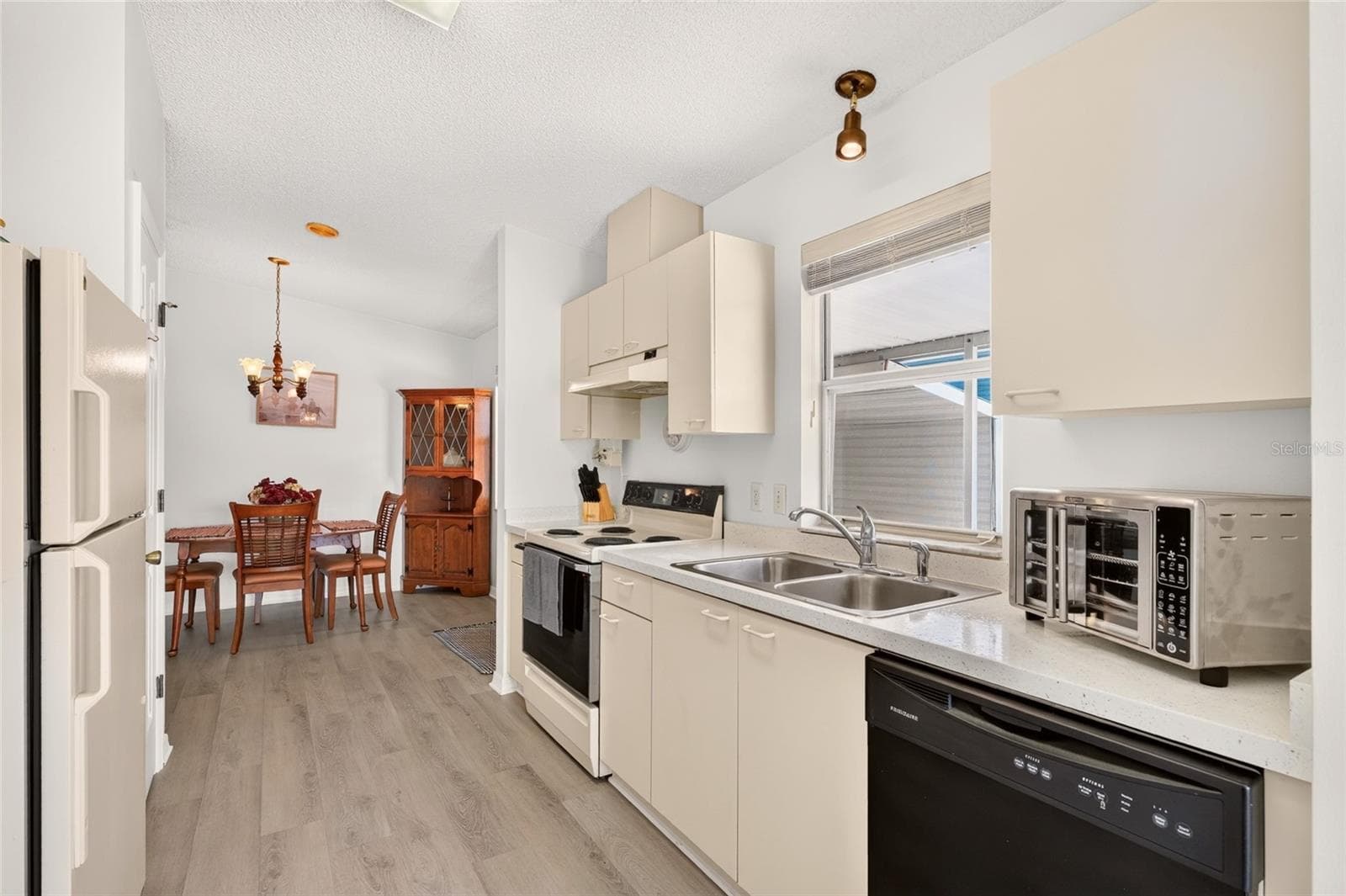 Luxury Vinyl Plank Throughout!! - 1207 PALMETTO DR, THE VILLAGES