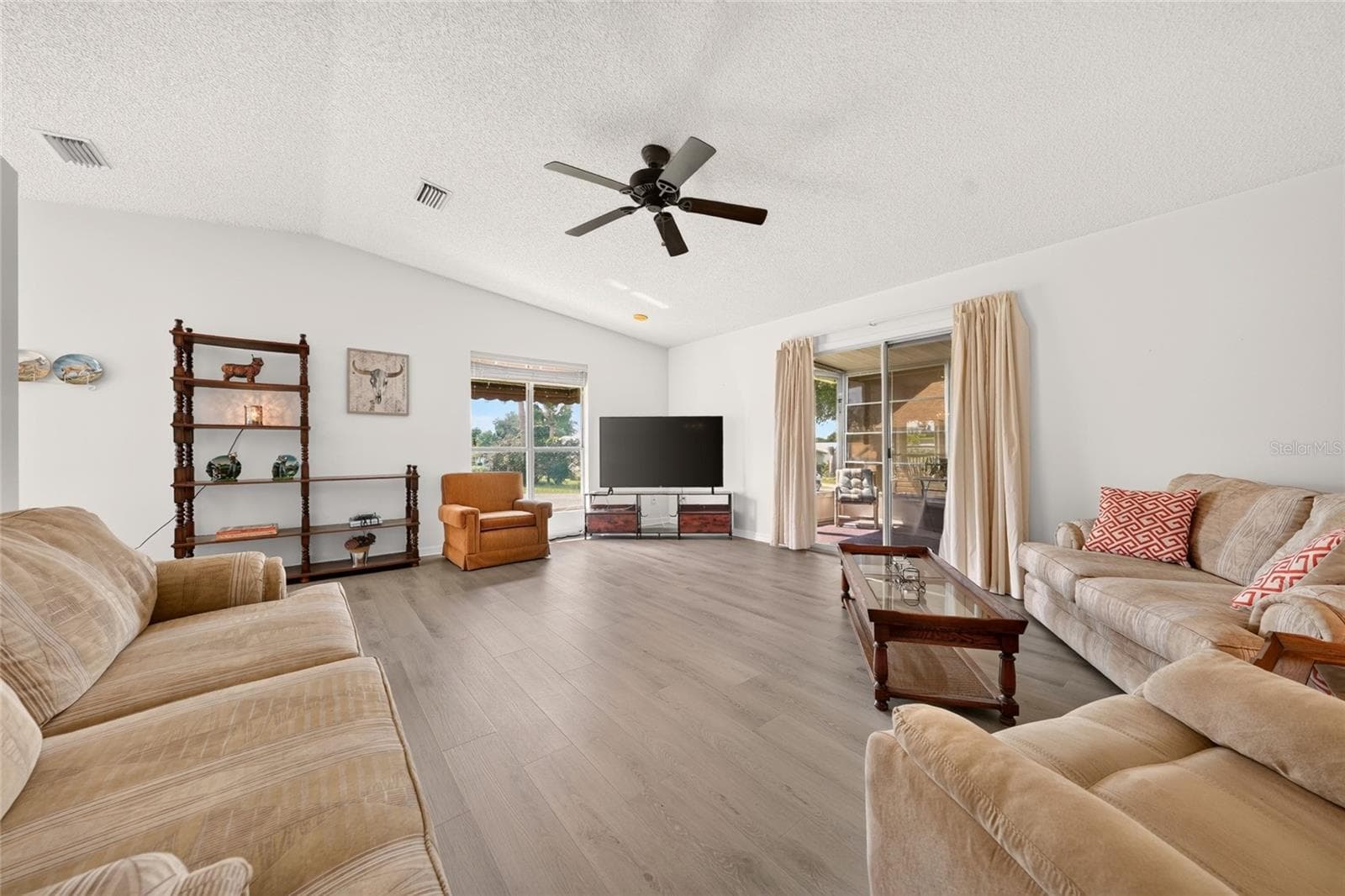 Vaulted Ceiling - 1207 PALMETTO DR, THE VILLAGES