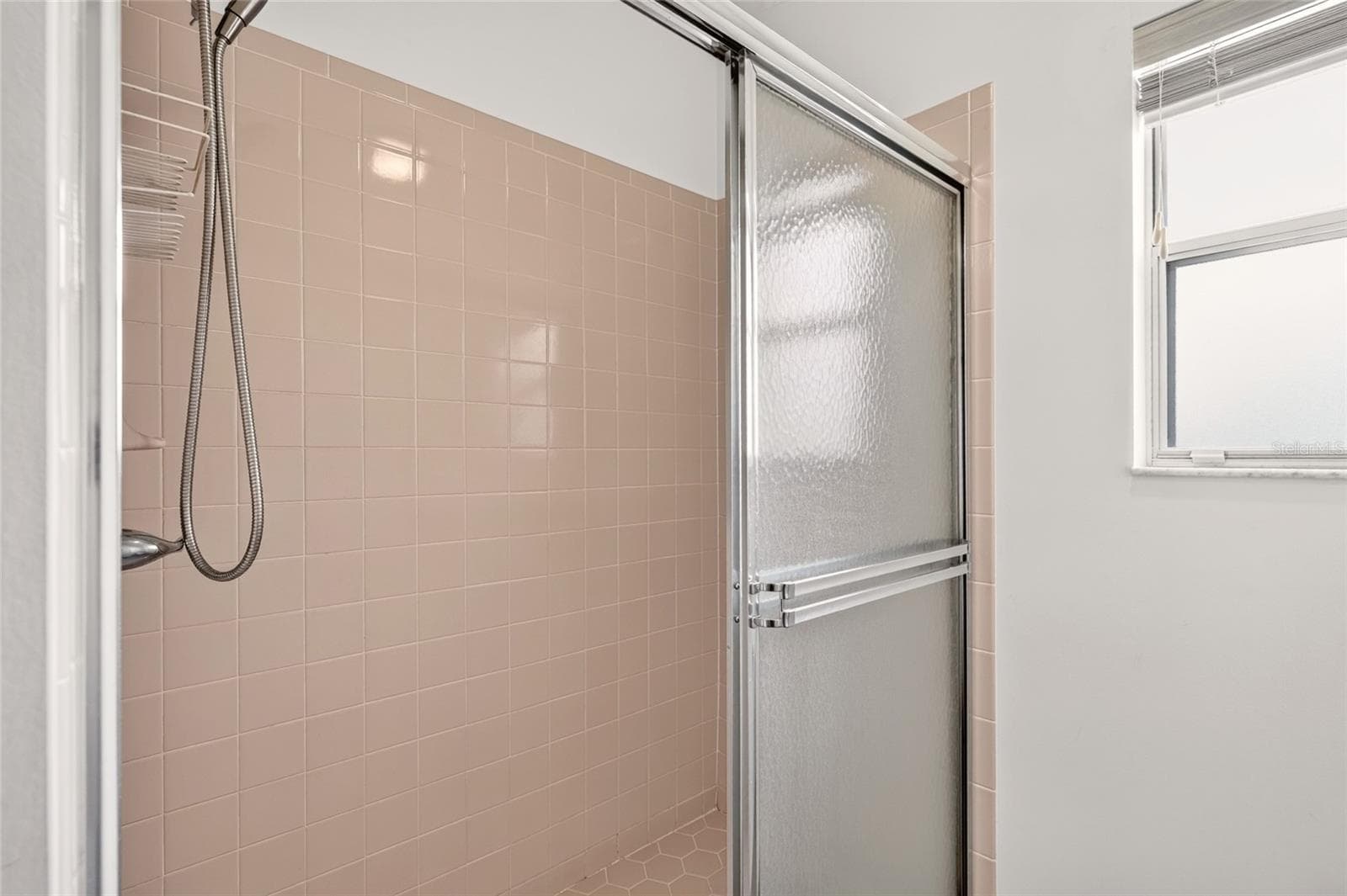 Tiled Step in Shower with Sliding Doors - 1207 PALMETTO DR, THE VILLAGES