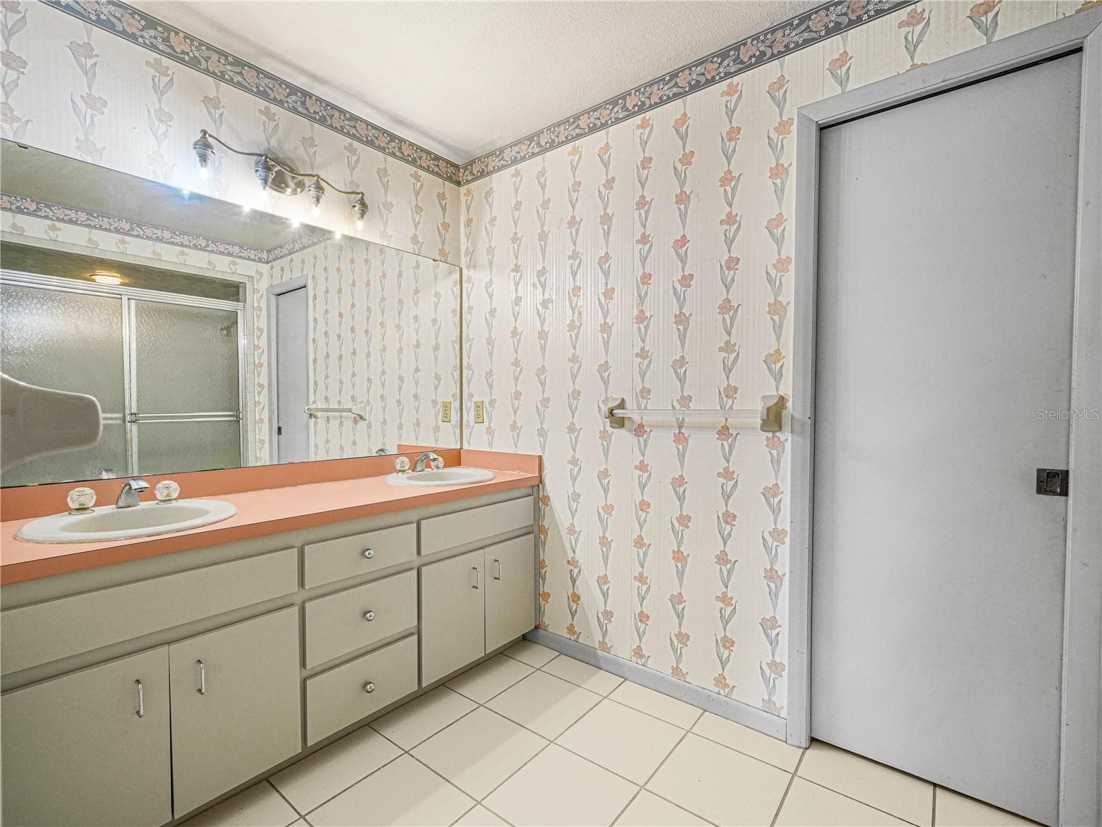 Main Bathroom with water closet - 6050 LUNN RD, LAKELAND