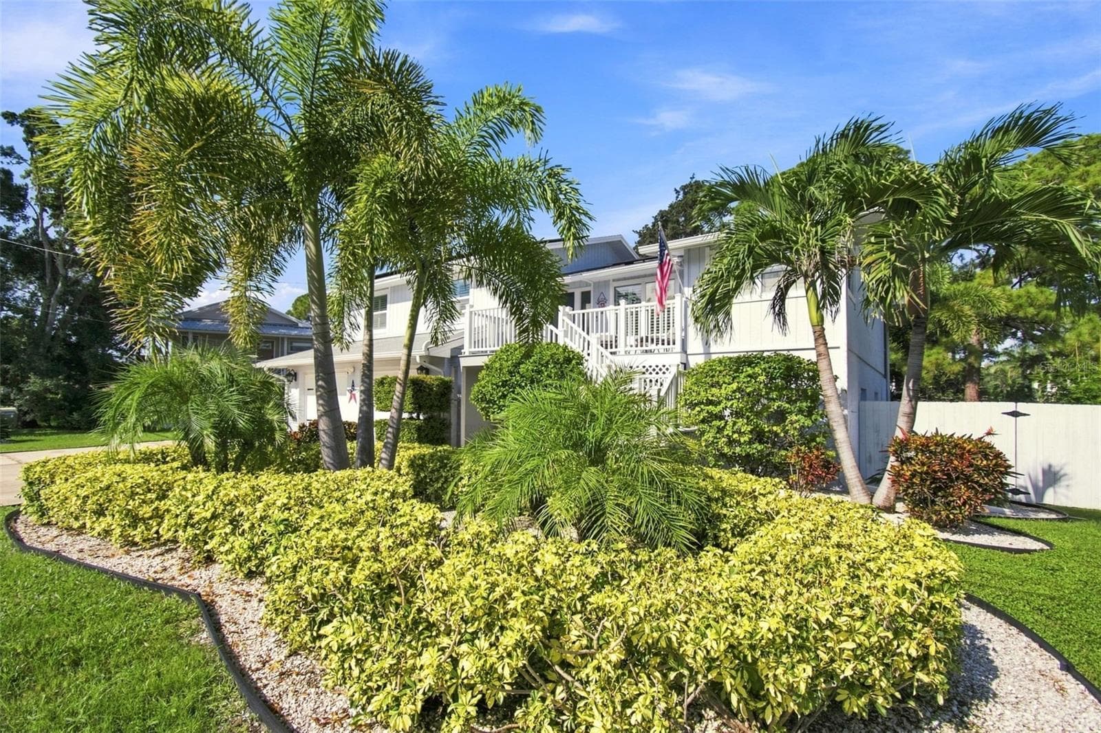 Front Yard - 201 LAGOON DR, PALM HARBOR