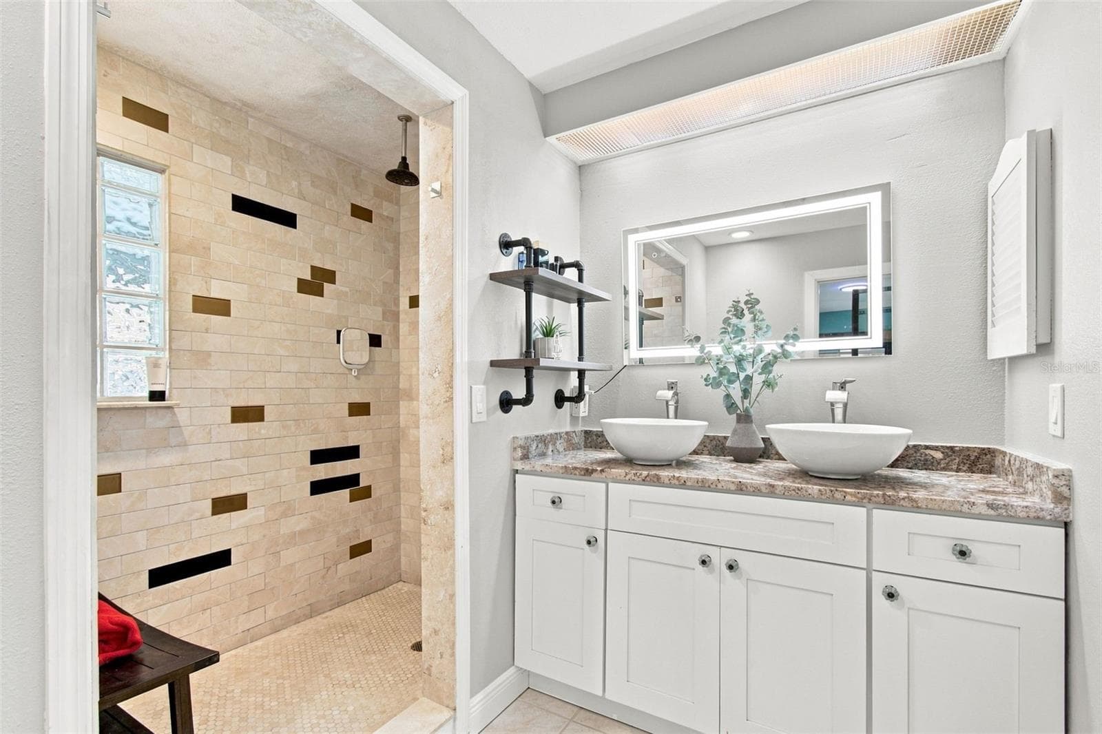 Primary En Suite Bath - 201 LAGOON DR, PALM HARBOR