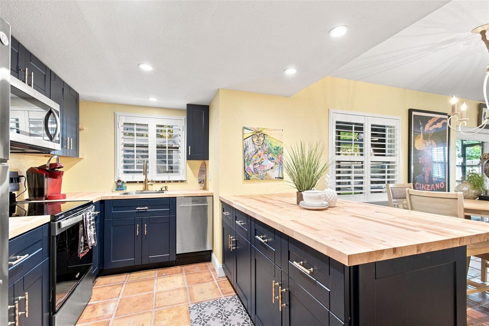 Full Kitchen Downstairs - 201 LAGOON DR, PALM HARBOR