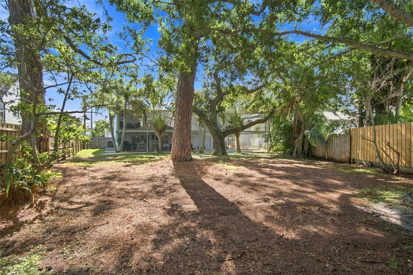 Spacious backyard - 201 LAGOON DR, PALM HARBOR