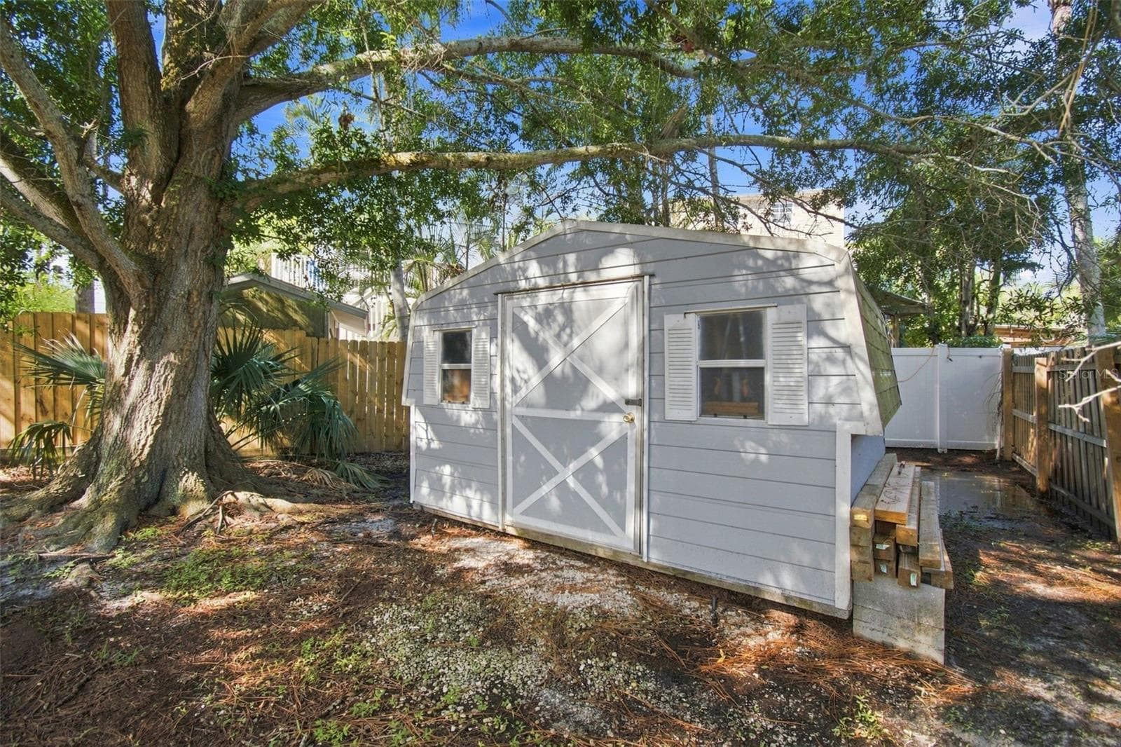 Shed in back yard - 201 LAGOON DR, PALM HARBOR