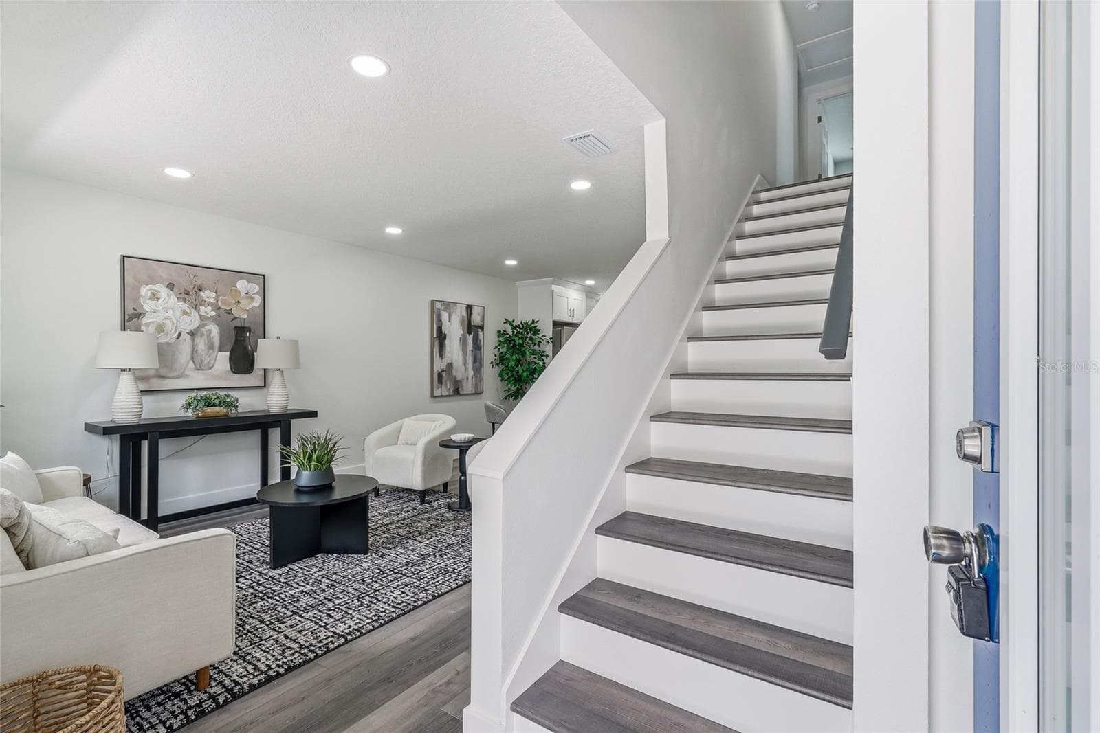 Single Family Residence at 15924 WINDING DR, TAMPA, photo 4 of 33