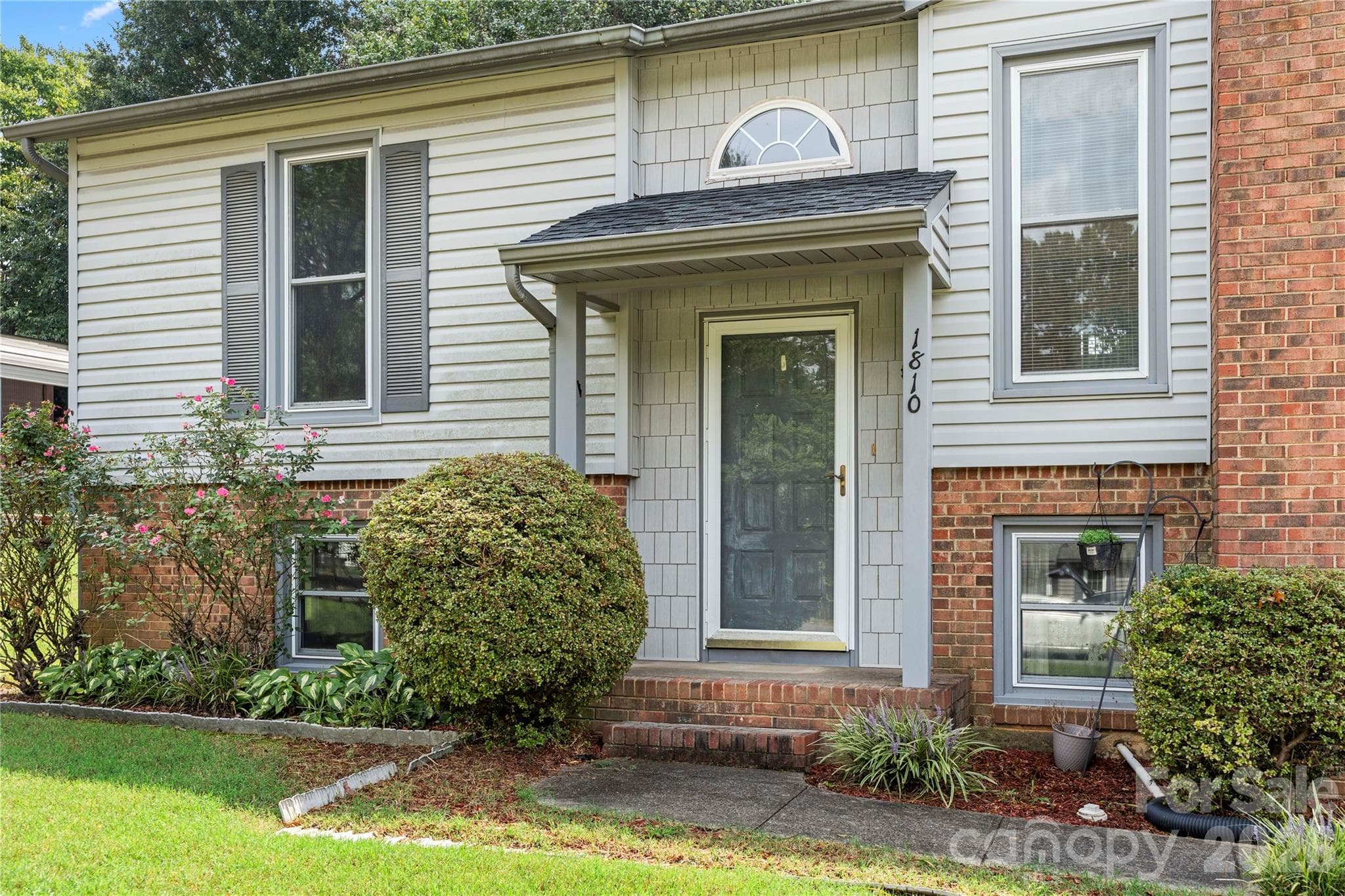 Single Family Residence at 1810 Oak Hollow Road, Gastonia, photo 2 of 29