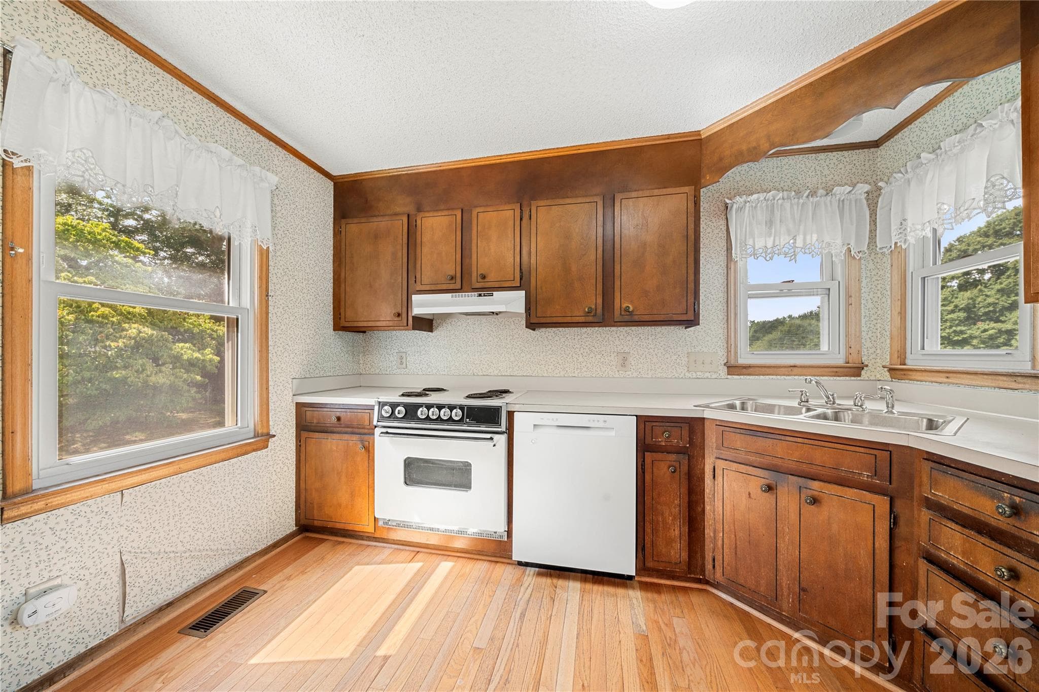 Single Family Residence at 1810 Oak Hollow Road, Gastonia, photo 9 of 29