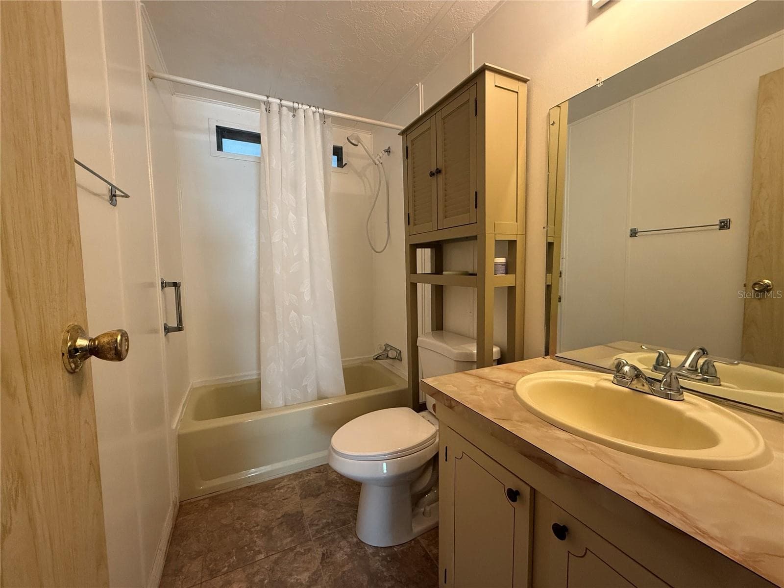 Manufactured Home at 225 N SAINT THOMAS CIR, APOLLO BEACH, photo 12 of 26