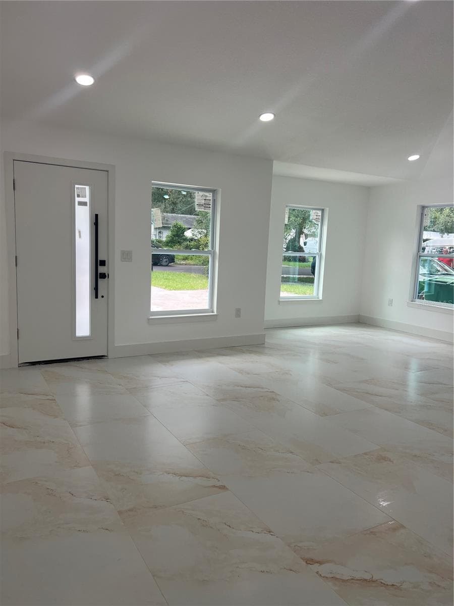 Single Family Residence at 8915 N WILLOW AVE, TAMPA, photo 5 of 47