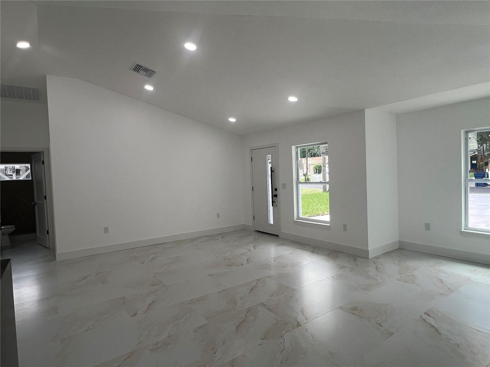 Single Family Residence at 8915 N WILLOW AVE, TAMPA, photo 7 of 47