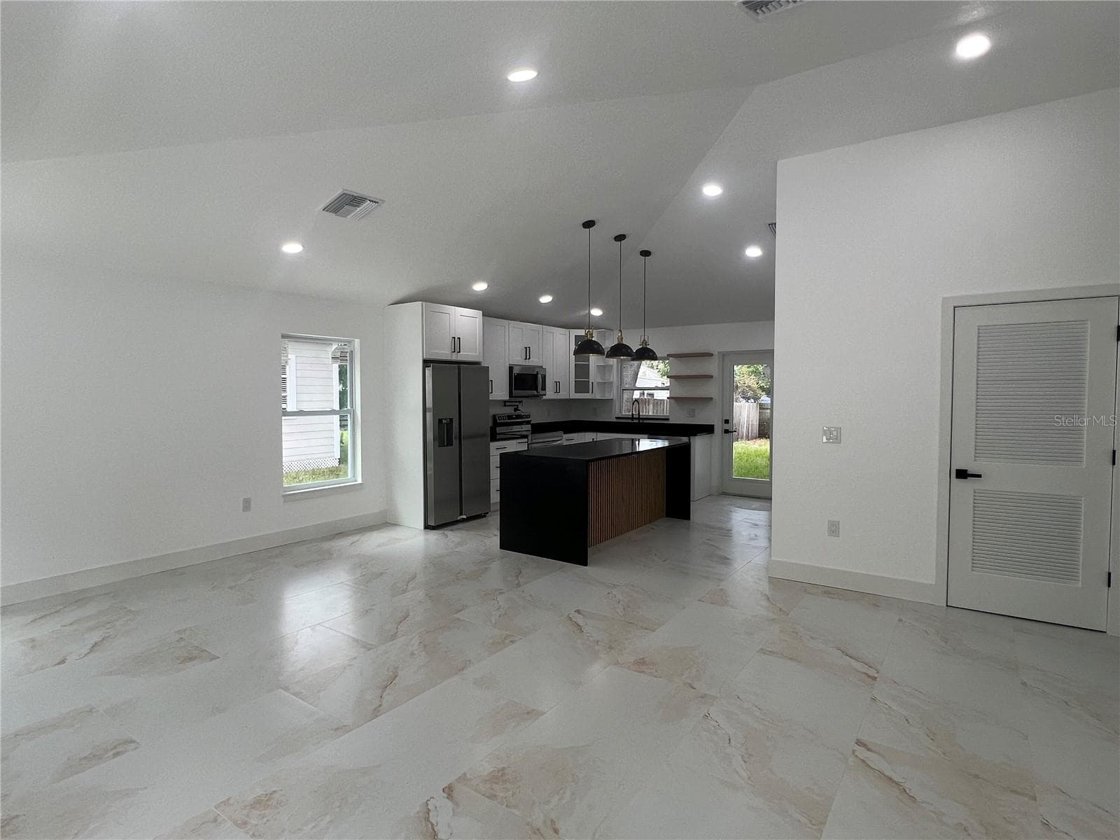 Single Family Residence at 8915 N WILLOW AVE, TAMPA, photo 10 of 47