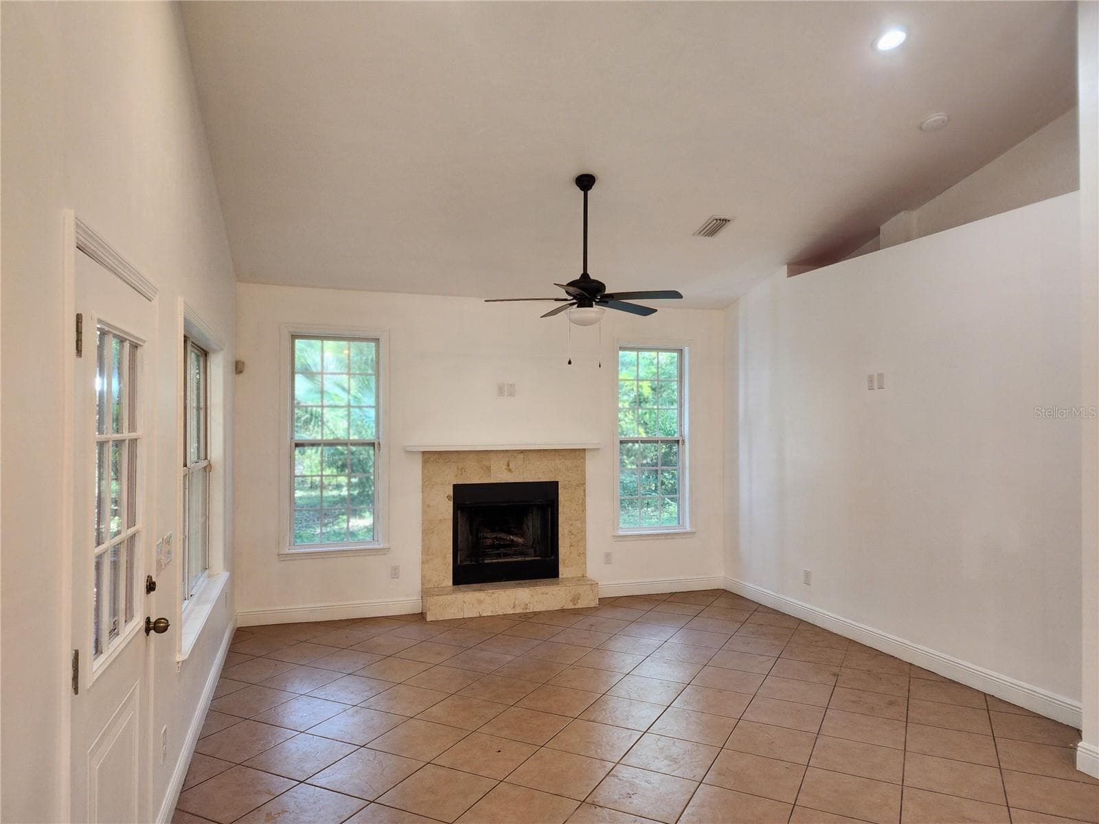 Living Room - 8909 SE 2ND STREET RD, TRENTON