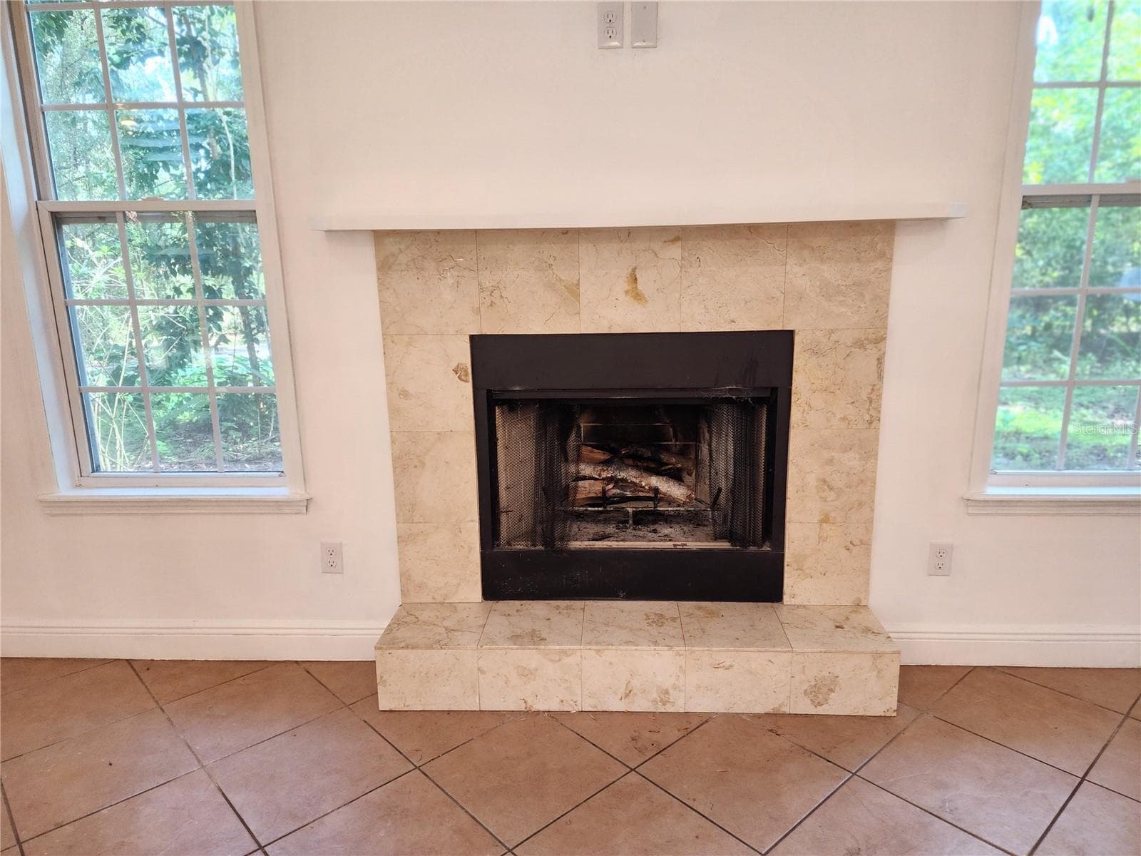 Living Room Fireplace - 8909 SE 2ND STREET RD, TRENTON
