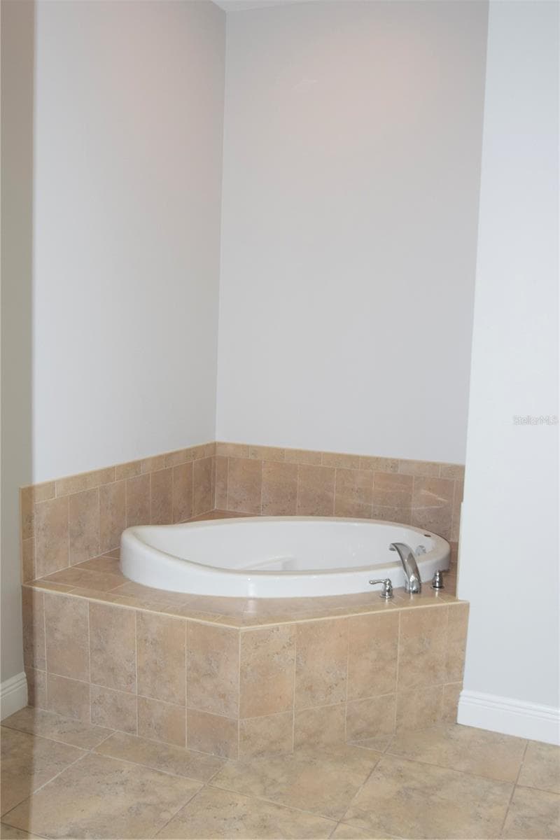 Primary bath soaking tub. - 1352 LAKE BALDWIN LN #A, ORLANDO