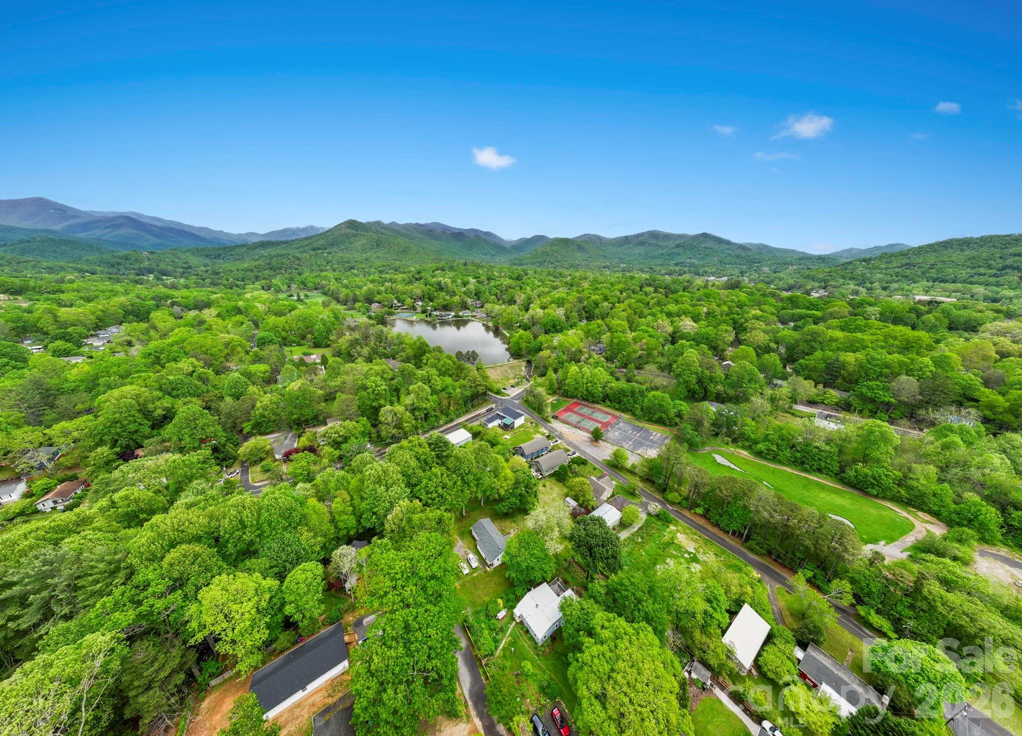 Aerial view of Lake Tomahawk - 128 Chepstow Place, Black Mountain