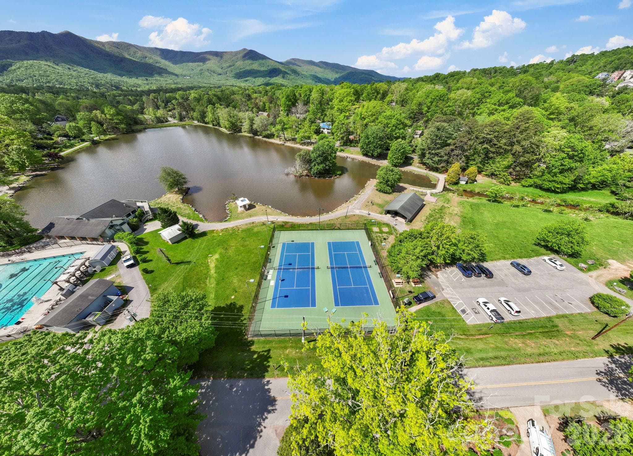 Pool and Tennis courts and Lake Tomahawk. - 128 Chepstow Place, Black Mountain