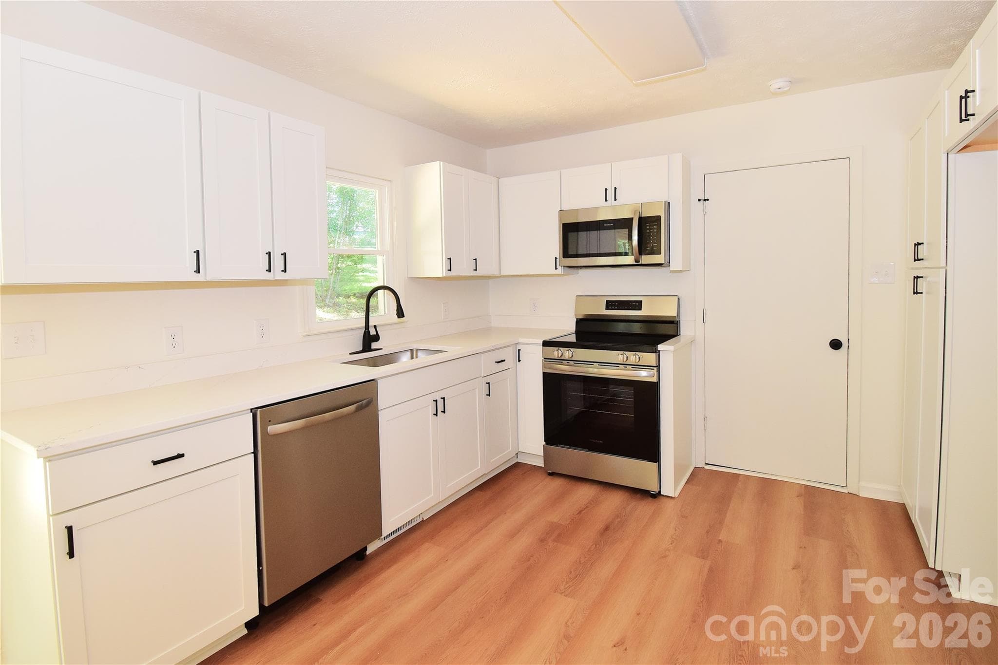 Single Family Residence at 19 S Ridge Place, Arden, photo 7 of 44
