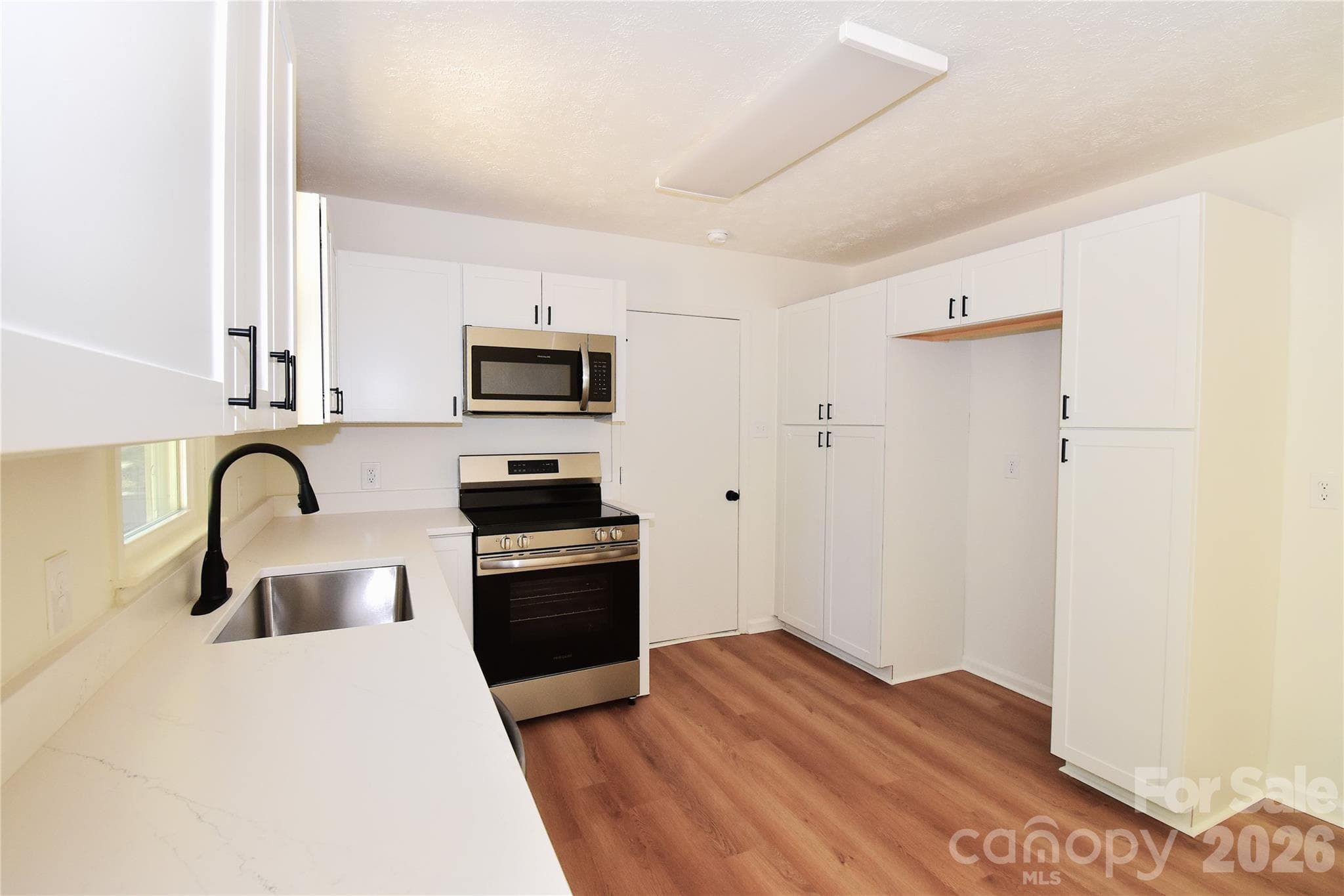 Single Family Residence at 19 S Ridge Place, Arden, photo 8 of 44