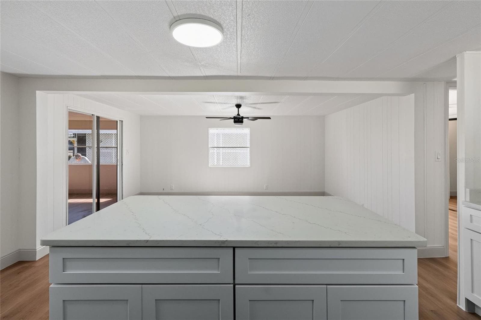Large kitchen island with breakfast bar, solid surface counter tops - 2055 S FLORAL AVE #55, BARTOW